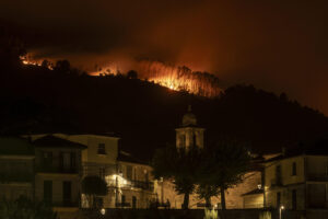 Vista desde Ribadavia (Ourense) del incendio que se inició en la localidad orensana de Carballeda de Avia EFE/ Brais Lorenzo