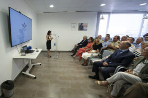 La ministra de Defensa, Margarita Robles, interviene durante su visita este miércoles al aeropuerto de Teruel. Robles ha confesado estar "absolutamente impresionada" con lo que ha podido conocer dela infraestructura donde se va a ubicar un centro de entrenamiento del Ejército del Aire con una inversión de 42 millones de euros y 350 puestos de trabajo. EFE/Antonio Garcia