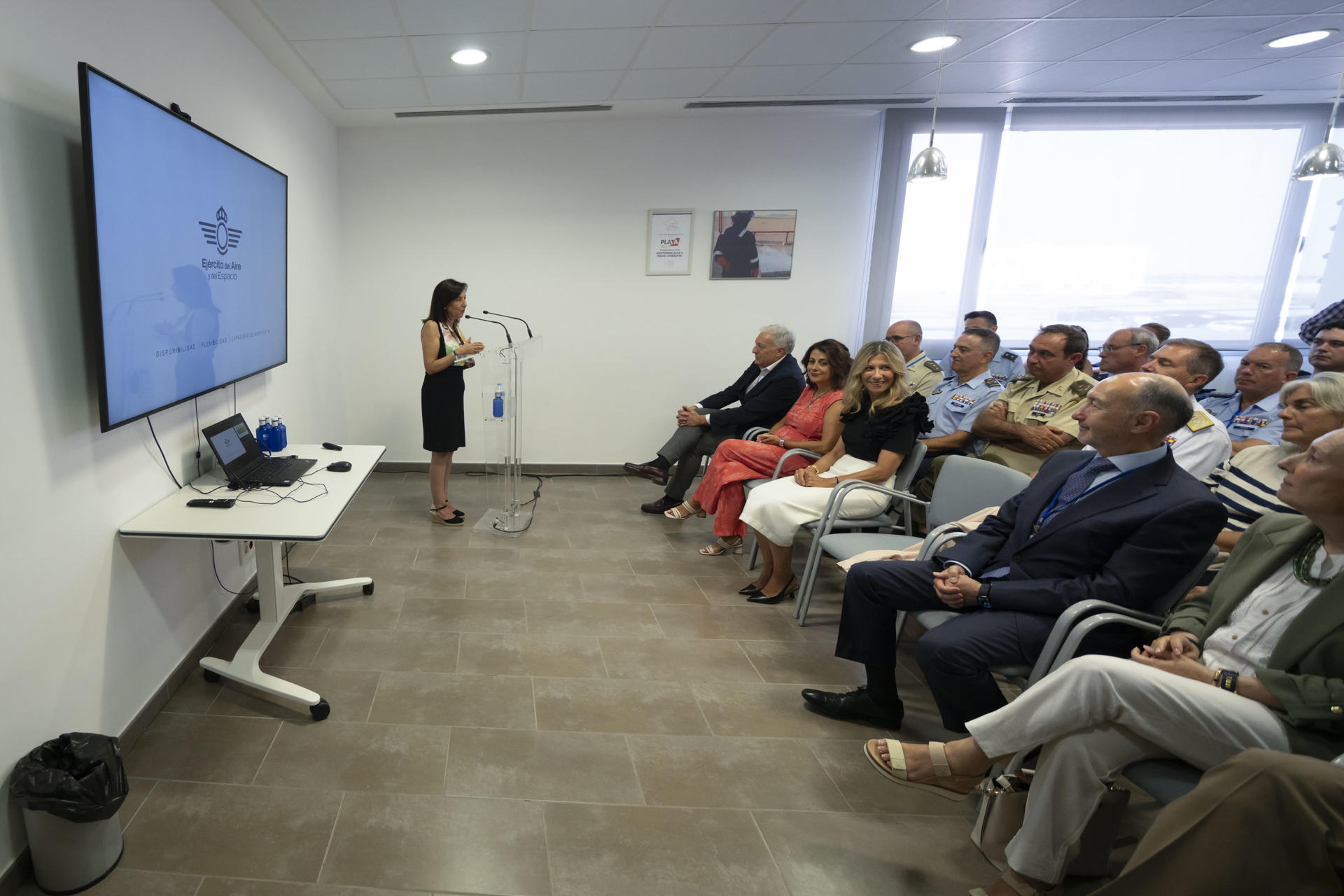 La ministra de Defensa, Margarita Robles, interviene durante su visita este miércoles al aeropuerto de Teruel. Robles ha confesado estar "absolutamente impresionada" con lo que ha podido conocer dela infraestructura donde se va a ubicar un centro de entrenamiento del Ejército del Aire con una inversión de 42 millones de euros y 350 puestos de trabajo. EFE/Antonio Garcia