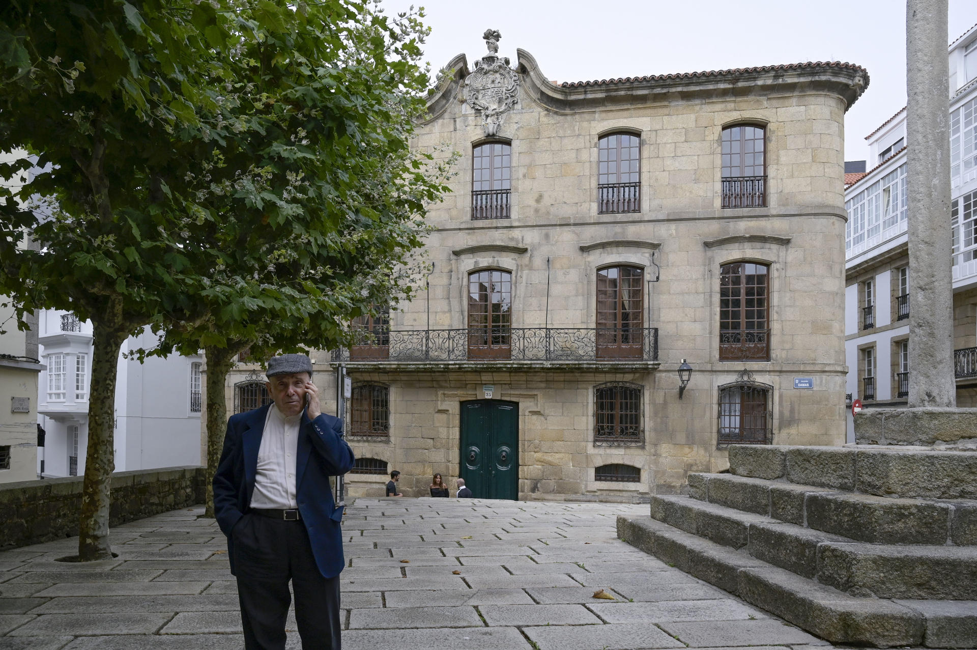 Vista este lunes de la Casa Cornide, un inmueble de A Coruña propiedad de la familia del dictador Francisco Franco que ha sido declarado bien de interés cultural por la Xunta, en la segunda jornada de visitas. Se permite el acceso de cinco personas por turno de visita de una hora, los lunes, de 09:00 a 13:00 horas. La compra de la casa por parte de la familia Franco es objeto de litigio por el Ayuntamiento de A Coruña, que reclama su titularidad alegando que el proceso de cambio de titularidad en 1962 podría haber sido amañado. EFE/ Moncho Fuentes