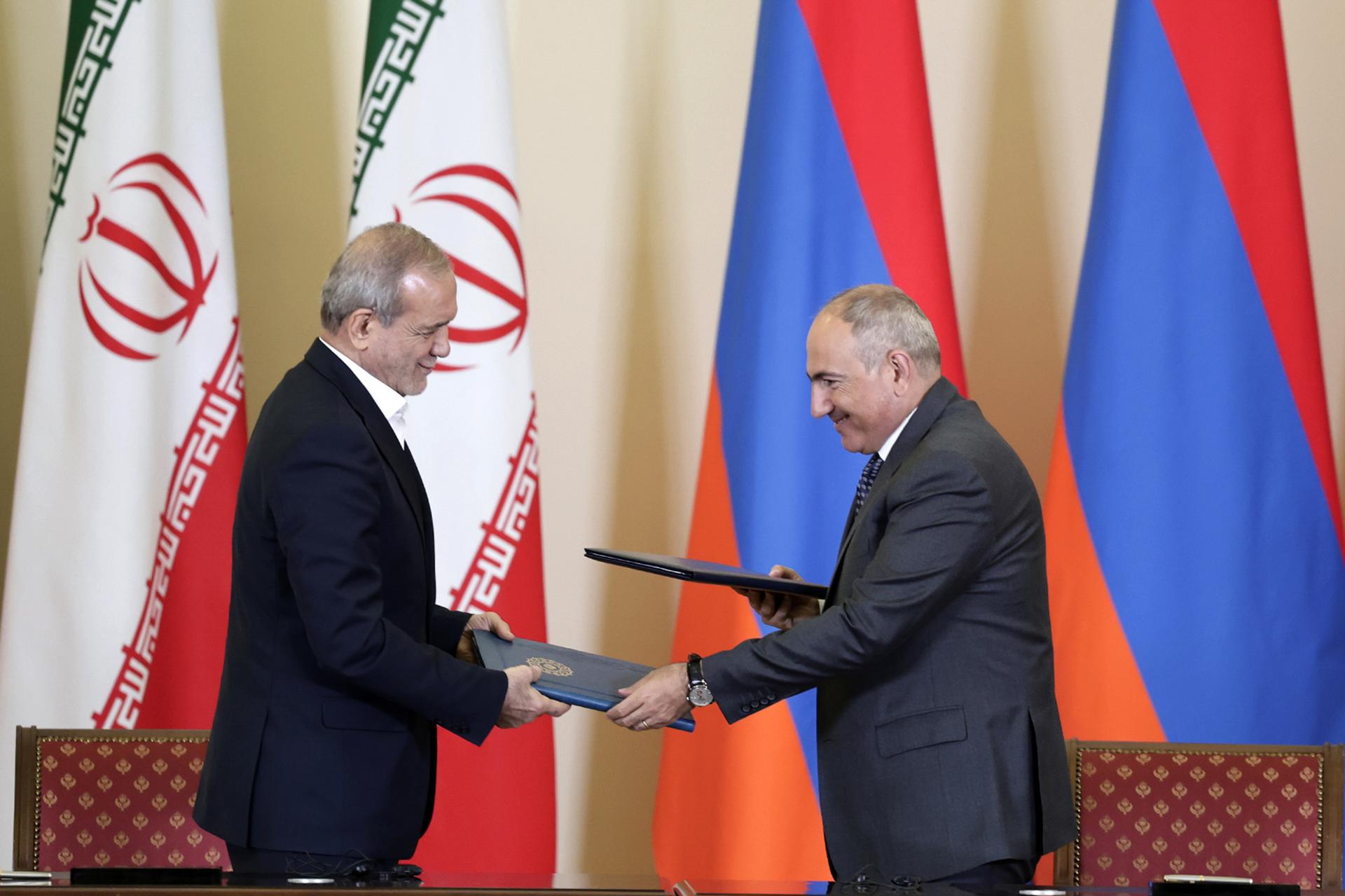 Una foto facilitada por la oficina del primer ministro armenio muestra al primer ministro armenio Nikol Pashinyan (D) intercambiando acuerdos firmados con el presidente iraní Masoud Pezeshkian durante su reunión en Ereván, Armenia, 19 de agosto de 2025. EFE/EPA/ARMENIAN PRIME MINISTER PRESS SERVICE / HANDOUT HANDOUT EDITORIAL USE ONLY/NO SALES