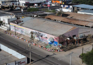 Fotografía de archivo, tomada en junio de 2024, de una vista aérea de los restos de la Guardería ABC con los rostros de los 49 niños que fallecieron allí -en medio de un incendio- en 2009, en la ciudad de Hermosillo, Sonora (México). EFE/Daniel Sánchez