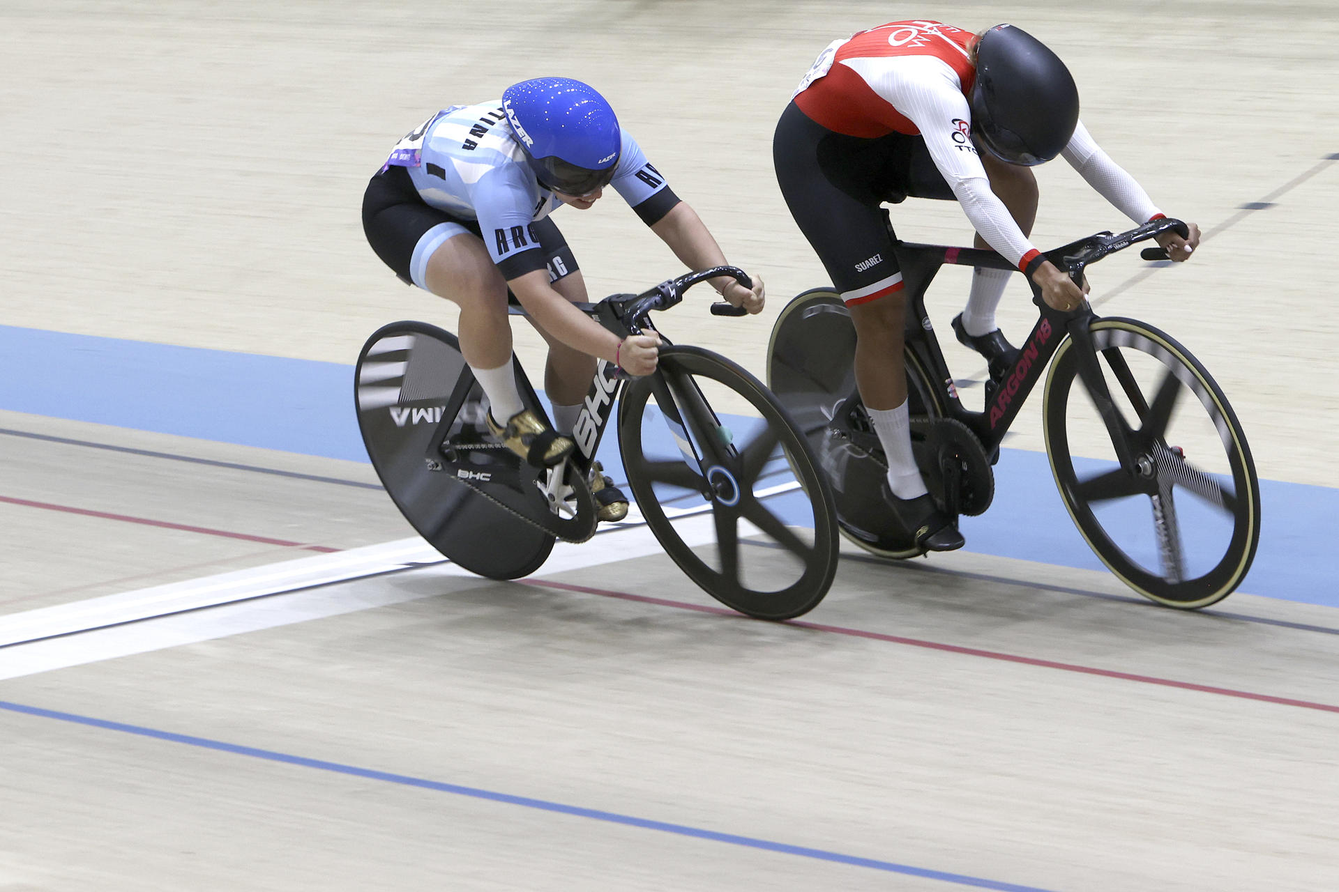 Makaira Wallace (d), de Trinidad y Tobago, y Valentina Méndez, de Argentina, compiten en el ciclismo de pista velocidad femenino de los II Juegos Panamericanos Junior, en Luque (Paraguay). EFE/Rodrigo Sepúlveda
