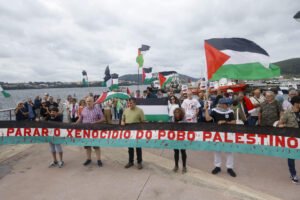 - Más de una docena de localidades de gallegas acogen movilizaciones de apoyo a la Flotilla Sumud Global, que zarpará hacia Gaza el domingo, con el objetivo de mostrar la fuerza del movimiento propalestino; así, por ejemplo, en Ferrol habrá un encuentro de barcos. En la imagen, concentración de apoyo en Ferrol. EFE/Kiko Delgado