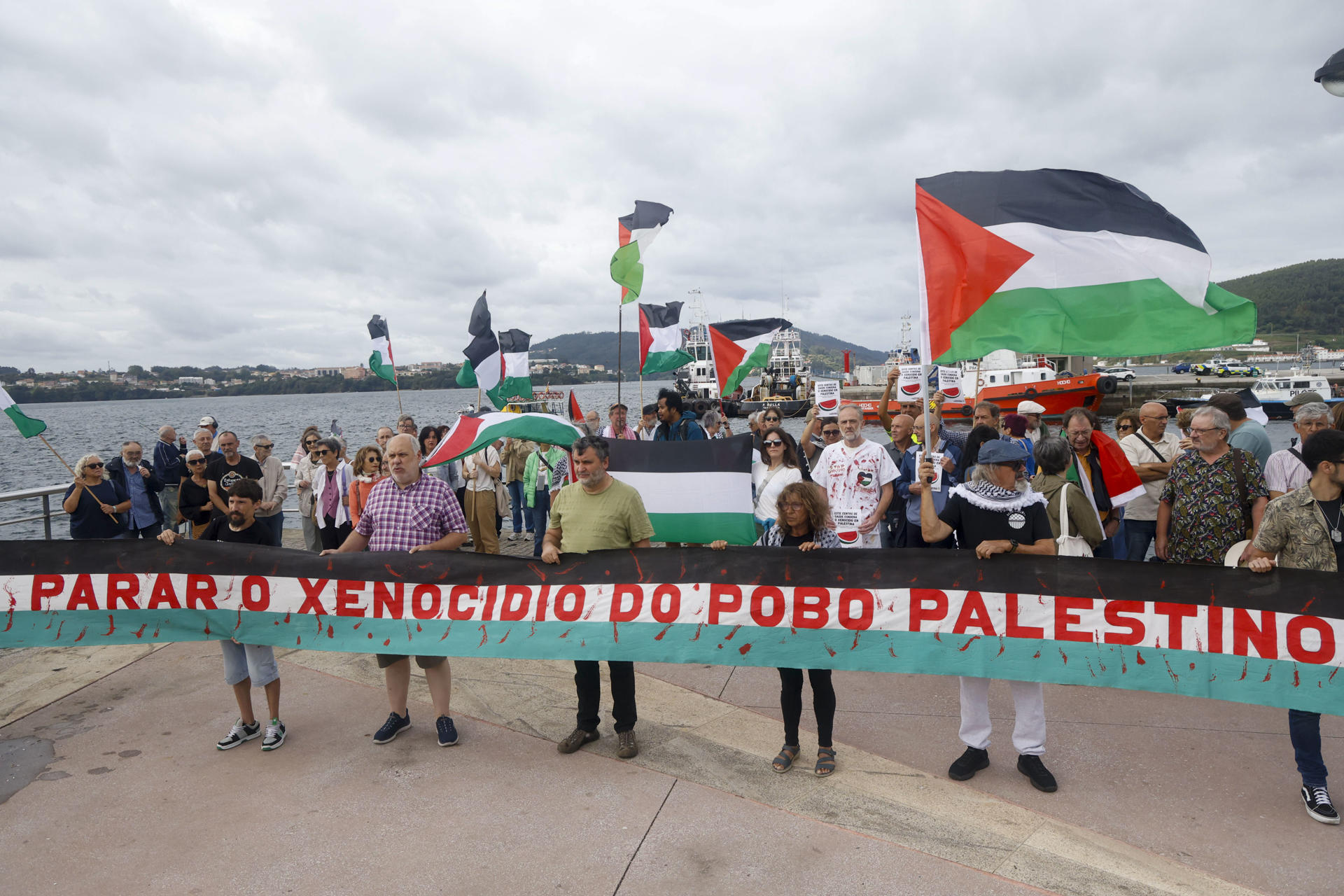 - Más de una docena de localidades de gallegas acogen movilizaciones de apoyo a la Flotilla Sumud Global, que zarpará hacia Gaza el domingo, con el objetivo de mostrar la fuerza del movimiento propalestino; así, por ejemplo, en Ferrol habrá un encuentro de barcos. En la imagen, concentración de apoyo en Ferrol. EFE/Kiko Delgado