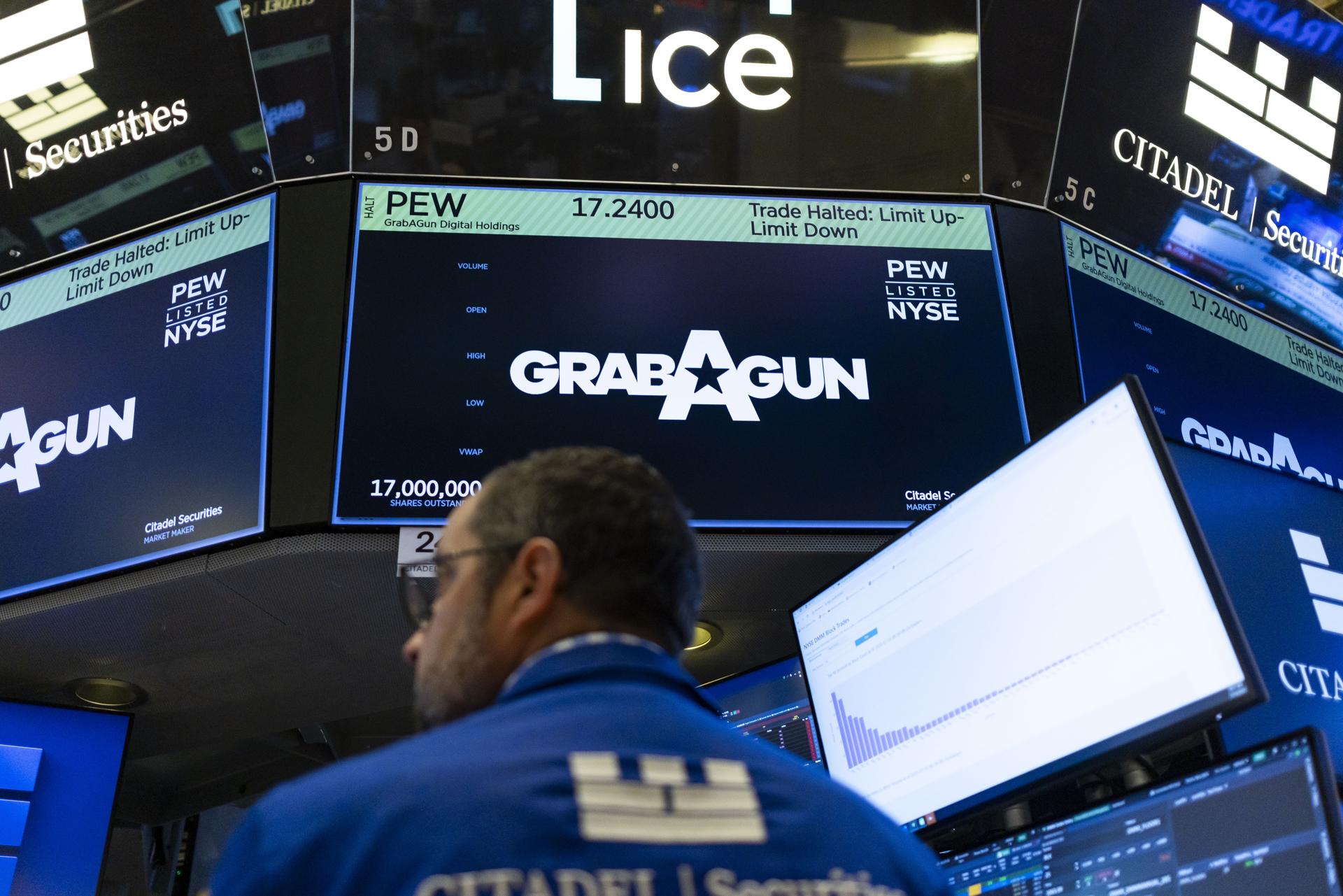 Fotografía de archivo de un trabajador en la Bolsa de Nueva York(EE.UU.). EFE/EPA/JUSTIN LANE