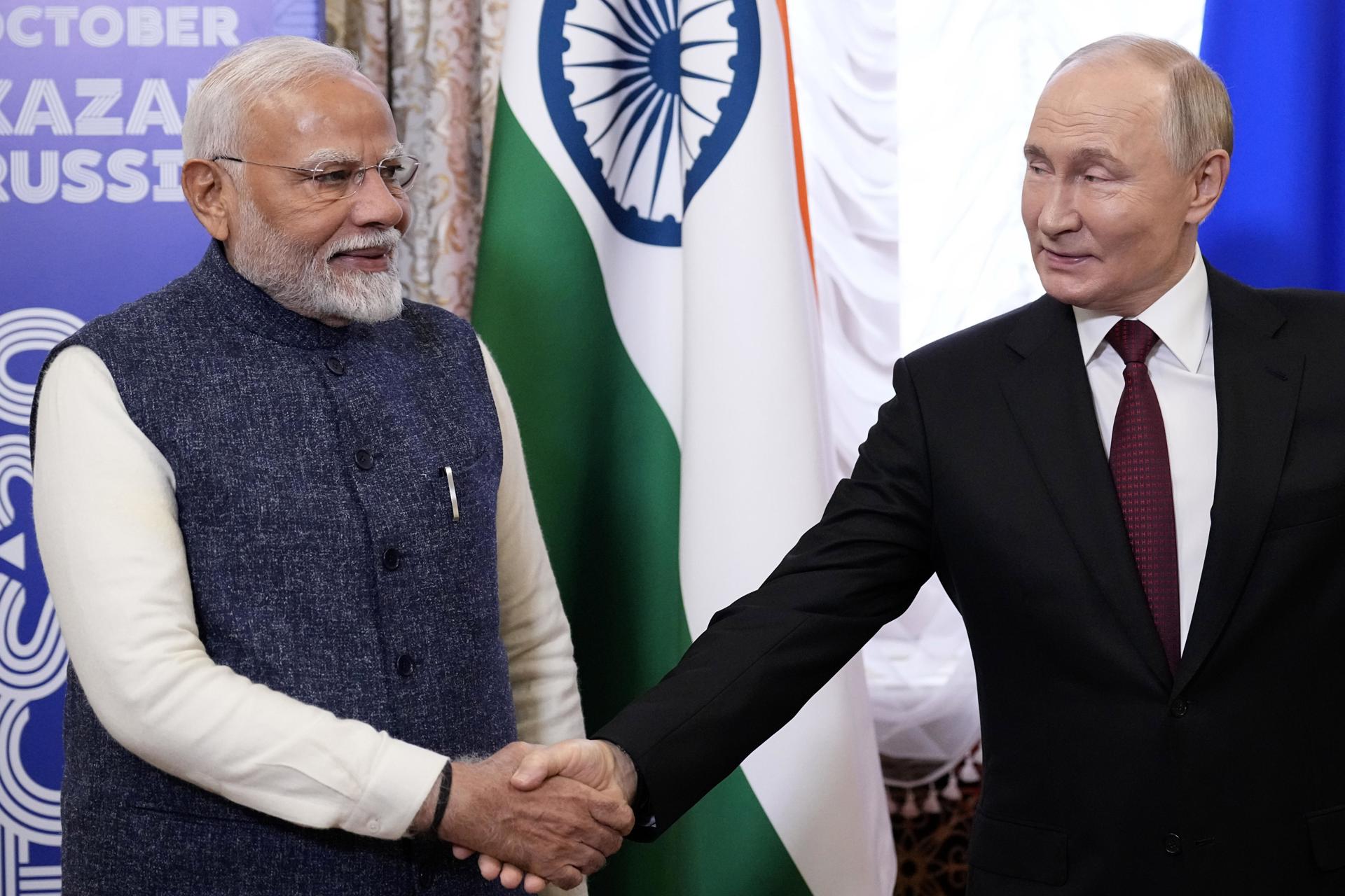 El presidente ruso Vladimir Putin (R) y el primer ministro indio Narendra Modi se dan la mano durante su reunión en los márgenes de la Cumbre de BRICS en el Kremlin de Kazan en Kazan, Rusia, 22 de octubre de 2024. 
EFE/EPA/ALEXANDER ZEMLIANICHENKO / POOL