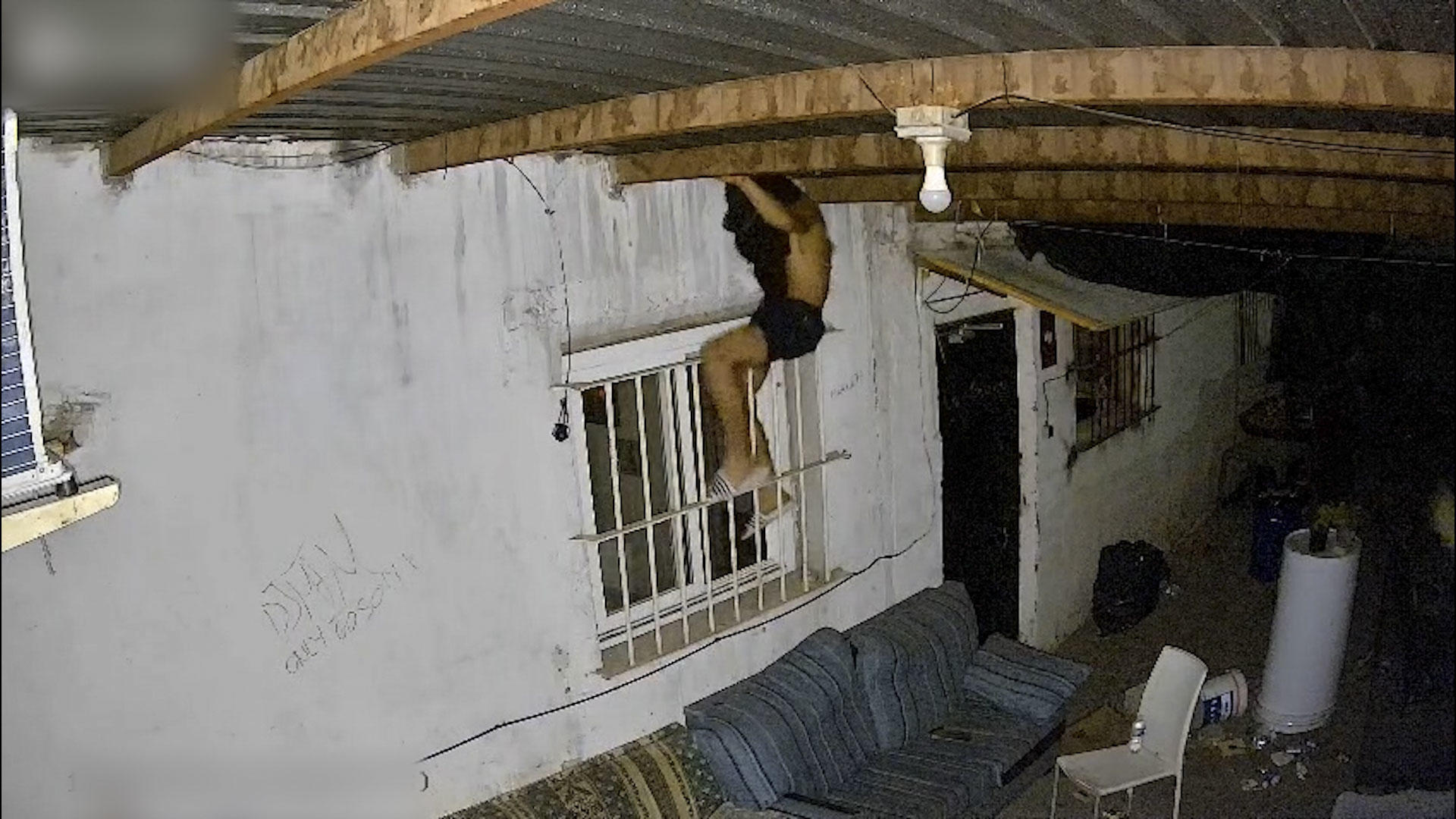La Guardia Civil ha detenido al supuesto autor de un robo en una peña de La Almunia de Doña Godina (Zaragoza), a la que había accedido tras saltar una valla y entrar entre las rejas de una ventana para robar un ordenador portátil, un disco duro y bebidas. EFE/Guardia Civil -SOLO USO EDITORIAL/SOLO DISPONIBLE PARA ILUSTRAR LA NOTICIA QUE ACOMPAÑA