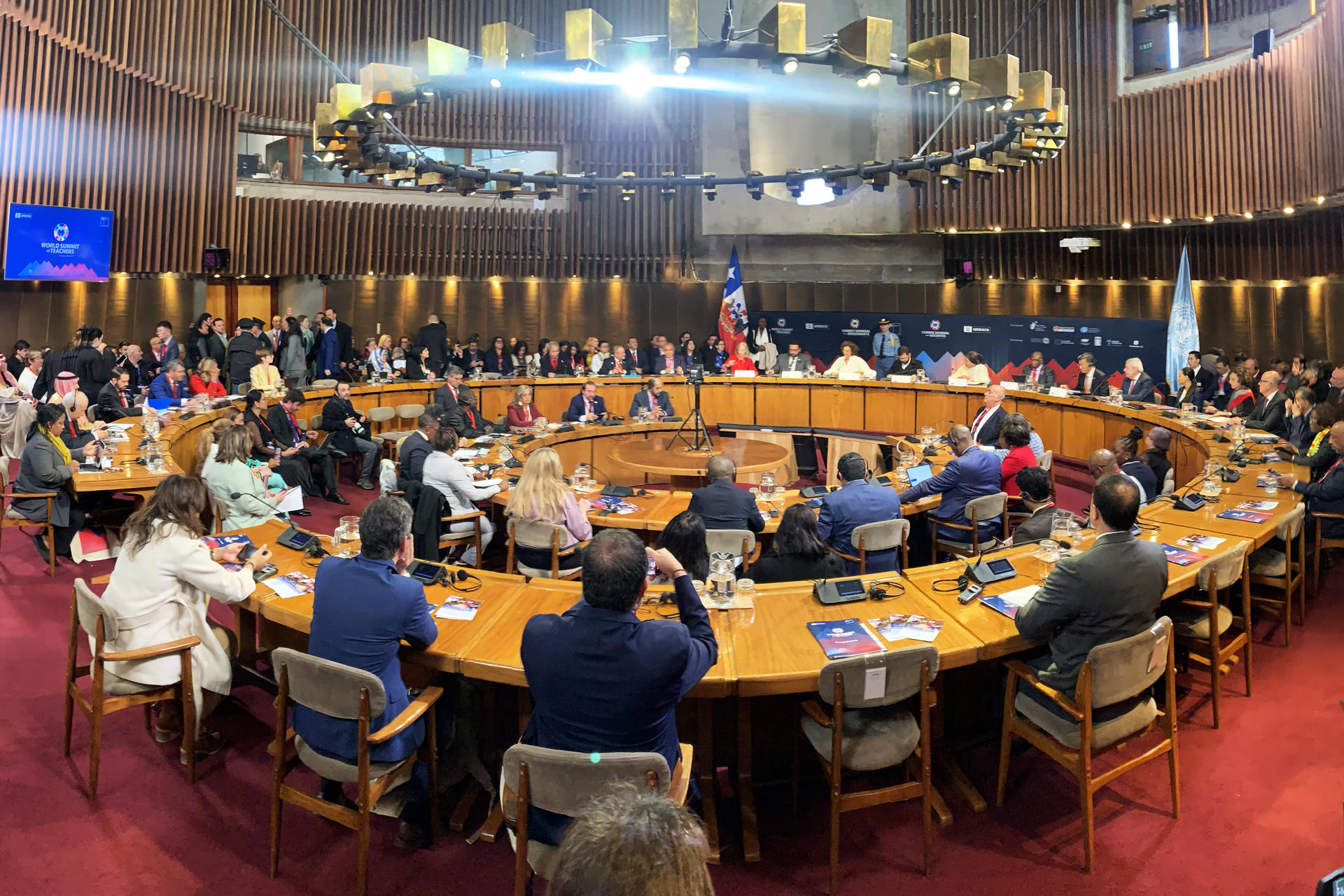 Fotografía general de la Inauguración de la Cumbre Mundial sobre los Docentes este jueves, en la Sede Central de la Comisión Económica para América Latina y el Caribe de las Naciones Unidas (CEPAL), en Santiago (Chile). EFE/ Javier Martín