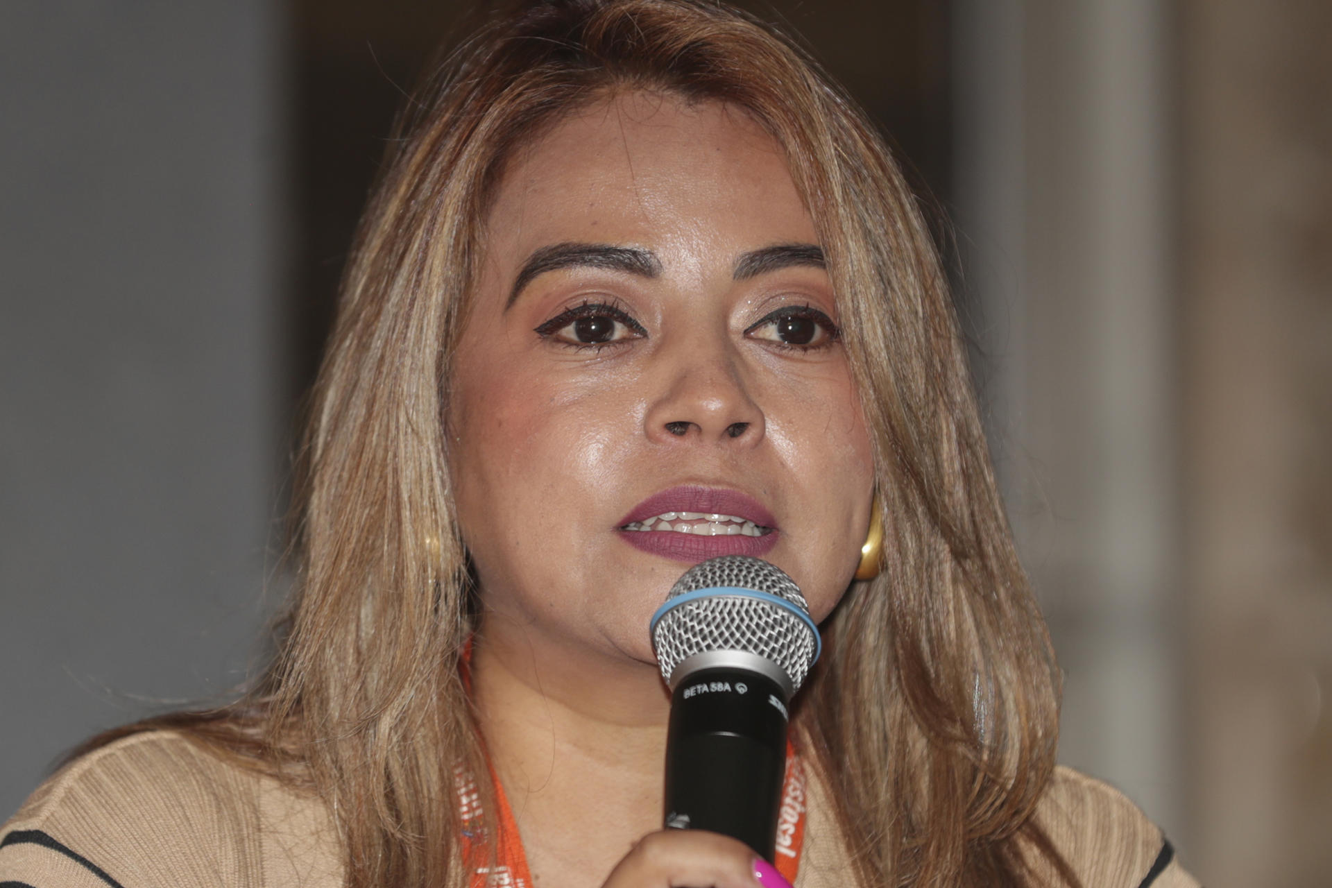 La directora de la organización humanitaria Cristosal en Honduras, Karen Valladares, habla durante la presentación del informe 'Estado de excepción y violencia estructural' este jueves, en Tegucigalpa (Honduras). EFE/Gustavo Amador

