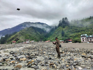 Labores de búsqueda en zona de Dharali, en el estado de Uttarakhand, India, tras el deslizamiento de tierra de este martes. EFE/ Cuenta De X Del Cuartel General Del Ministerio De Defensa De La India SOLO USO EDITORIAL/SOLO DISPONIBLE PARA ILUSTRAR LA NOTICIA QUE ACOMPAÑA (CRÉDITO OBLIGATORIO)