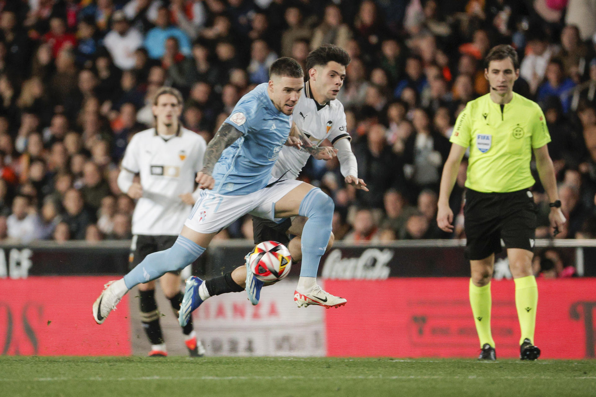 El lateral del Celta Mihailo Ristic (i) pelea un balón con Fran Pérez, del Valencia, durante el partido de los octavos de final de la Copa del Rey de fútbol que Valencia CF y Celta de Vigo disputaron el 17 de enero de 2024 en el estadio de Mestalla. Foto de archivo de: Manuel Bruque/EFE
