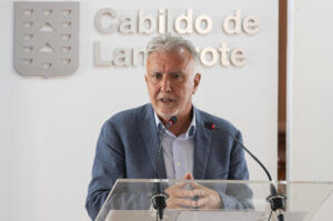 El ministro de Política Territorial y Memoria Democrática, Ángel Víctor Torres, durante la rueda de prensa después de que el presidente del Gobierno, Pedro Sánchez, recibiera este lunes en Lanzarote al jefe del Ejecutivo canario, Fernando Clavijo. El encuentro se produce aprovechando las vacaciones del presidente del Gobierno en la isla y para abordar, entre otros temas, la migración, la agenda canaria y los presupuestos. EFE/ Adriel Perdomo