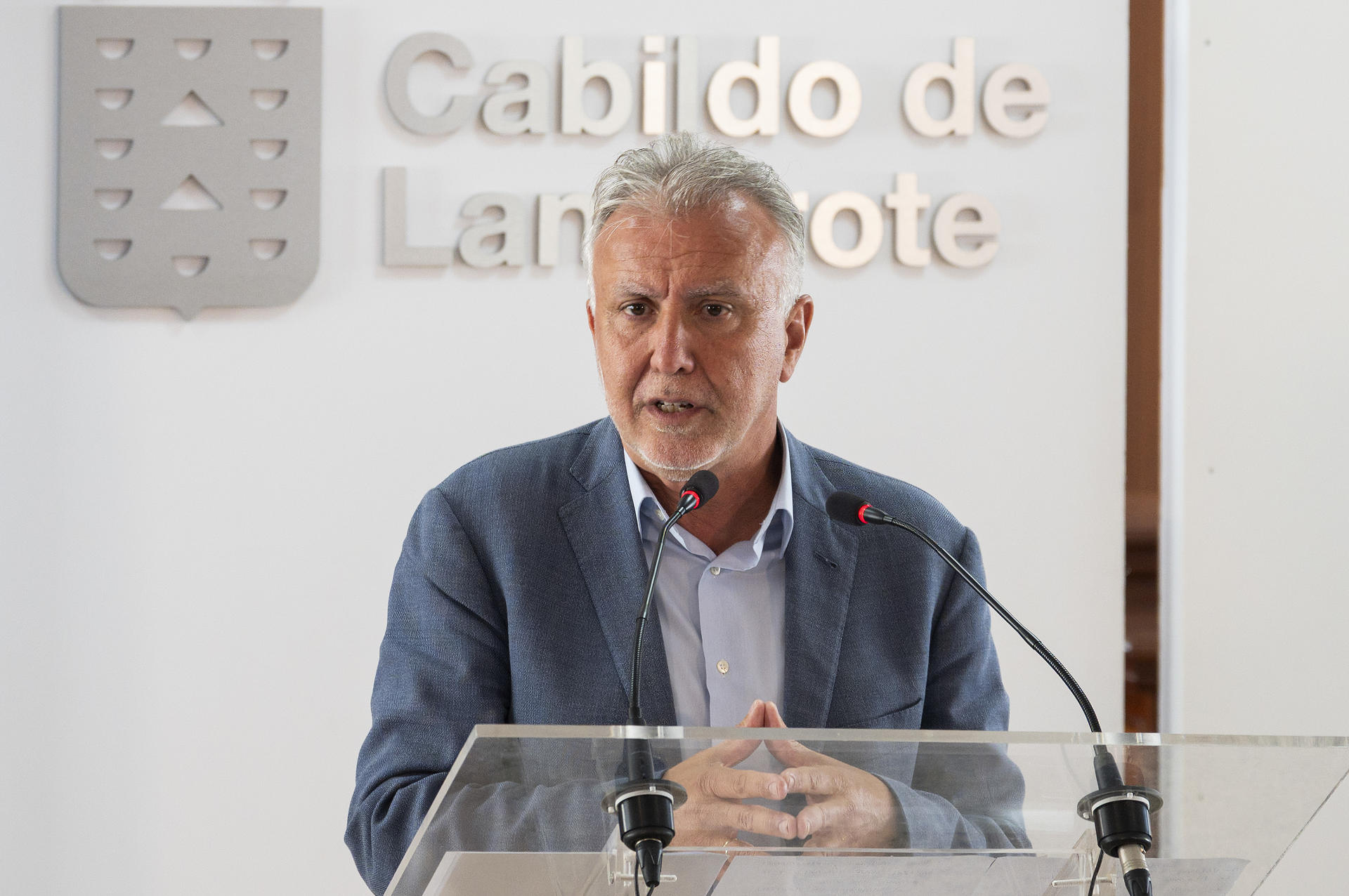 El ministro de Política Territorial y Memoria Democrática, Ángel Víctor Torres, durante la rueda de prensa después de que el presidente del Gobierno, Pedro Sánchez, recibiera este lunes en Lanzarote al jefe del Ejecutivo canario, Fernando Clavijo. El encuentro se produce aprovechando las vacaciones del presidente del Gobierno en la isla y para abordar, entre otros temas, la migración, la agenda canaria y los presupuestos. EFE/ Adriel Perdomo