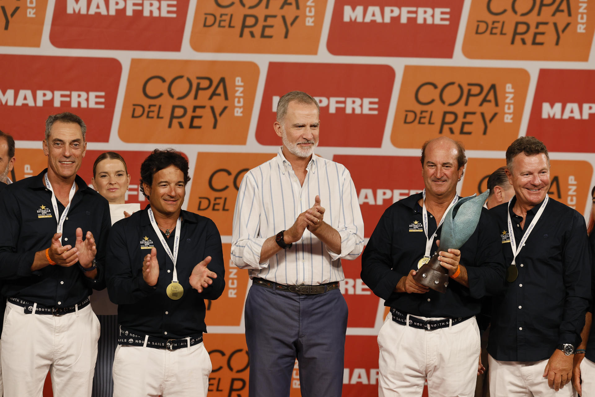 El rey Felipe VI (c) entrega el trofeo de la clase ORC A a la tripulación del Estrella Damm Sailing Team, durante la entrega de los premios de la 43 edición de la Copa del Rey de Vela Mapfre, este sábado en el Club Náutico de Palma. EFE/Ballesteros