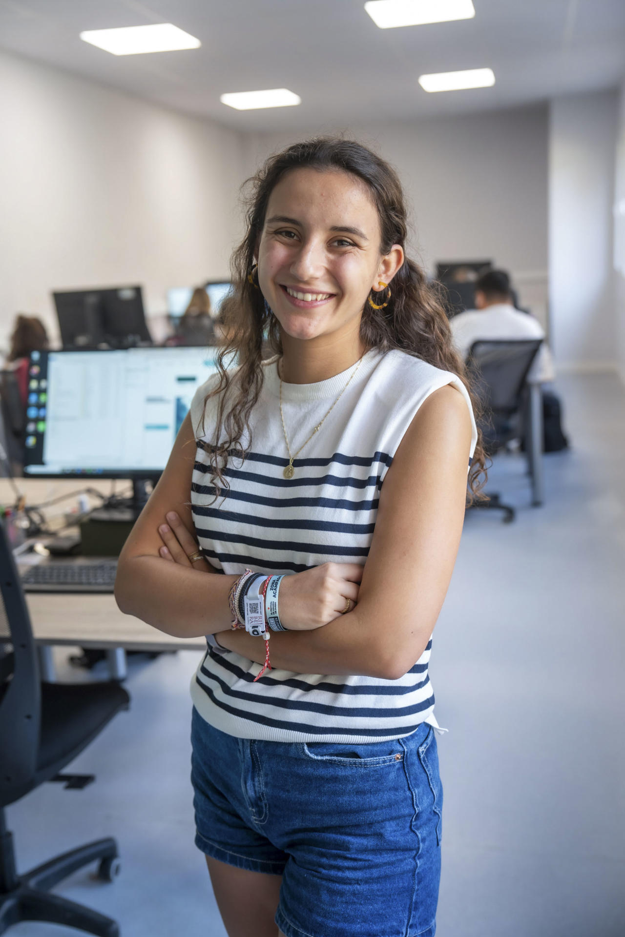 Lucía, jóven valencianad, trabaja como analista de datos, teletrabaja en un espacio Coworking (Ribering) que compatibilizacon el festival Sonorama 2025. El carácter familiar de Sonorama Ribera, el festival de música que hasta el próximo domingo se celebra en Aranda de Duero (Burgos), ha quedado de manifiesto una vez más en la segunda jornada de conciertos. Y no precisamente por lo reducido de su aforo, que fácilmente habrá llegado ya a los 30.000 asistentes, sino por un ambiente único que hace a todos los participantes sentirse como en casa y recorrer los distintos espacios del festival con una sonrisa en la boca, como si de un evento cercano se tratara.-EFE/ Paco Santamaría
