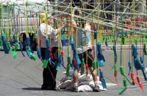 Imagen de archivo de dos operarios de la empresa pirotécnica Ferrández de Redován (Alicante) en la que este jueves se ha producido una explosión que ha causado la muerte a una persona. EFE/MORELL