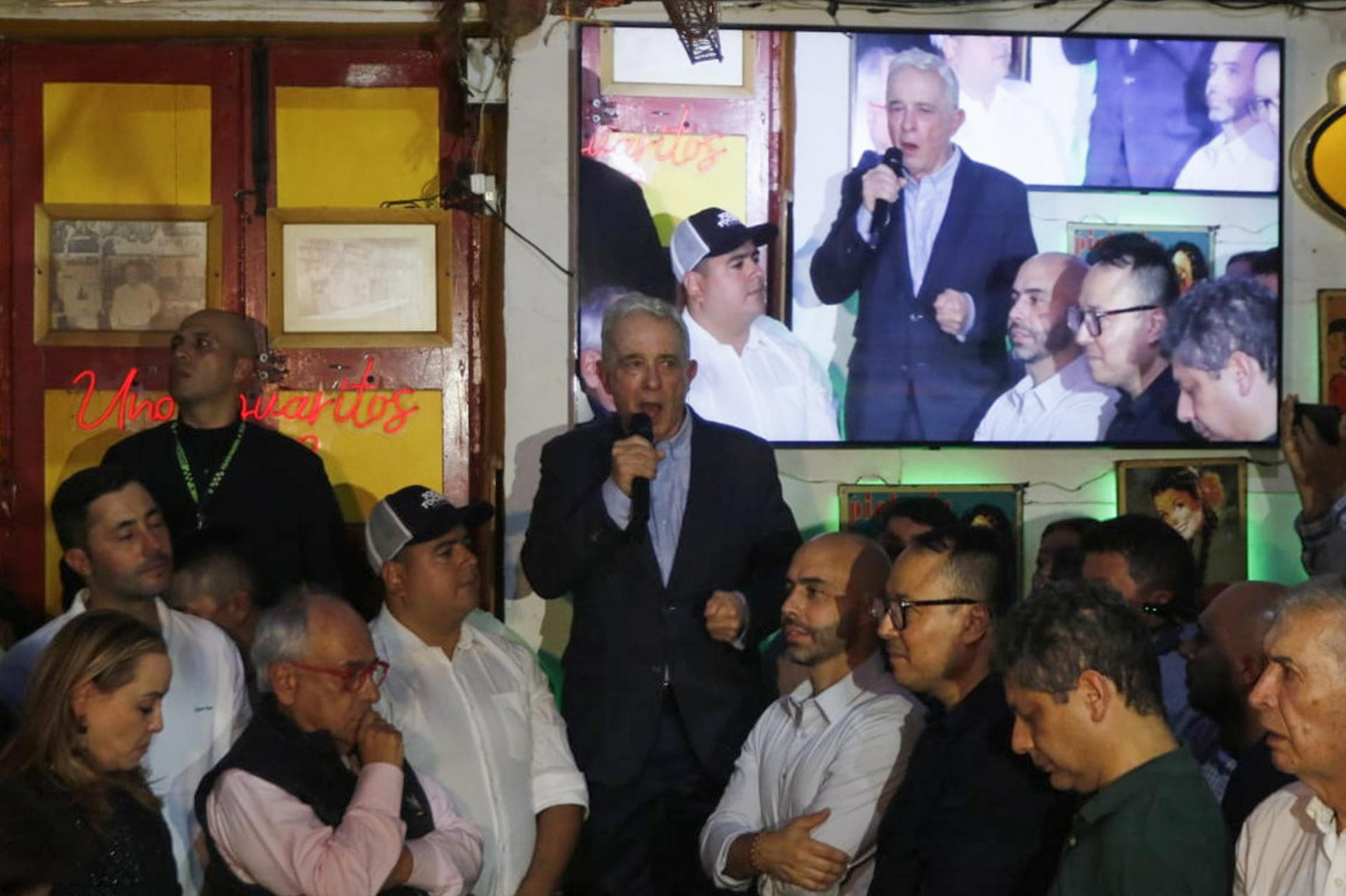 El expresidente de Colombia Álvaro Uribe (2002-2010) habla frente a seguidores este miércoles, en Sabaneta (Colombia). EFE/ STR
