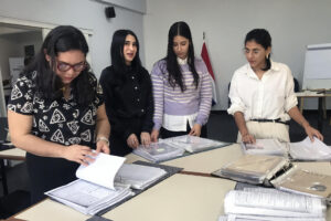 Fotografía del 20 de agosto de 2025 que muestra desde la izquierda a las jóvenes Graciela Ferreira, María Paz Cantero, Romina Rivas y Andrea Villalba, trabajando en el proyecto de sistematización y digitalización de la revista Ysyry en el Instituto Patria Soñada, en Asunción (Paraguay). EFE/ Javier Aliaga