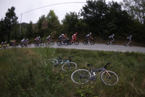 El pelotón durante la segunda etapa de la Vuelta a España que discurre este domingo por carreteras italianas con un trazado de 157 kilómetros entre Alba y Limone Piemonte, donde se producirá el primer final en alto de la carrera. EFE/ Javier Lizón