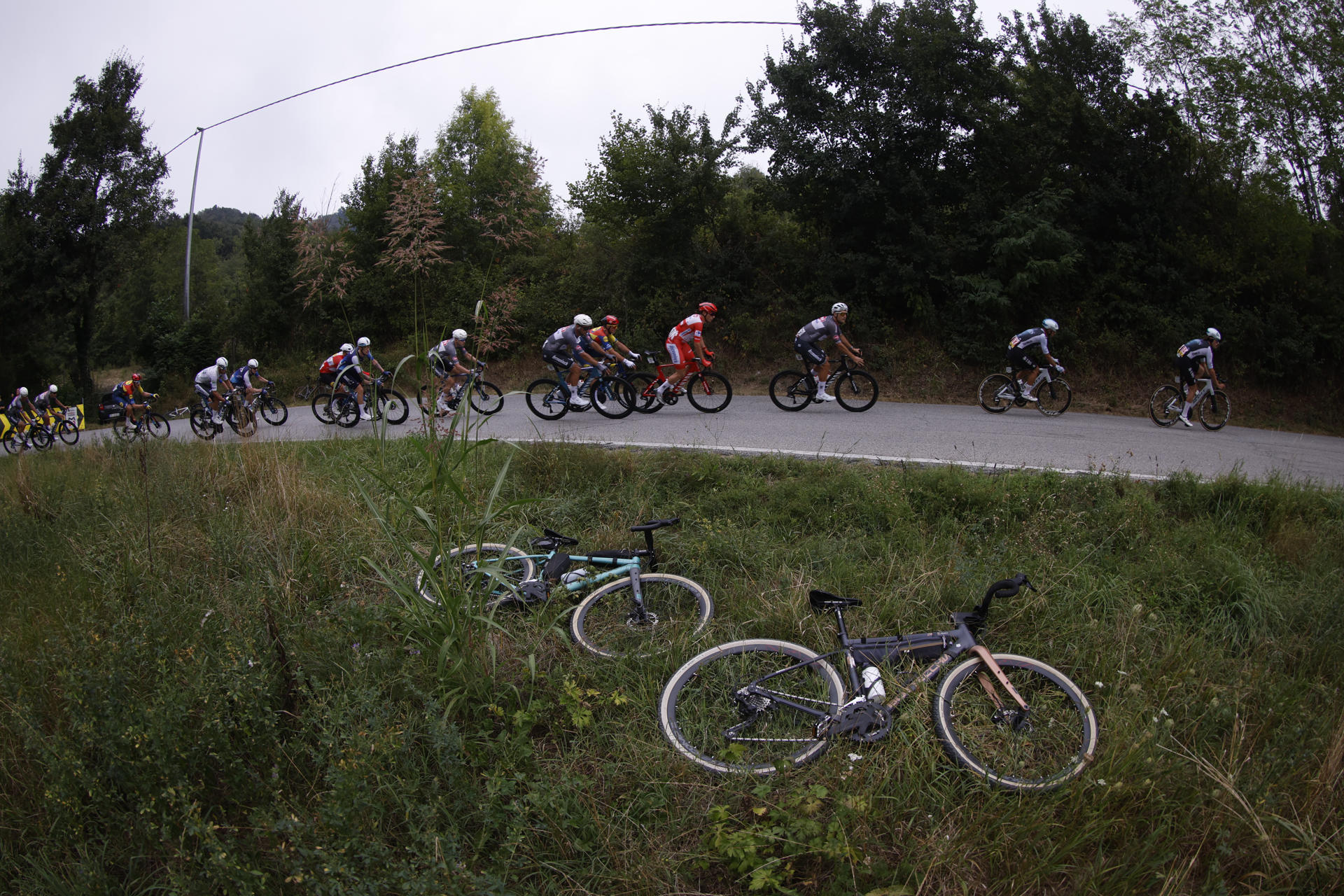 El pelotón durante la segunda etapa de la Vuelta a España que discurre este domingo por carreteras italianas con un trazado de 157 kilómetros entre Alba y Limone Piemonte, donde se producirá el primer final en alto de la carrera. EFE/ Javier Lizón