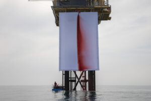 Greenpeace ha instalado en una plataforma gasística de la multinacional Shell en el mar del Norte una obra de la artista Anish Kapoor para denunciar el impacto de los combustibles fósiles en el clima, informó este jueves la organización ecologista. EFE/ Andrew Mcconnell / Greenpeace SOLO USO EDITORIAL SOLO DISPONIBLE PARA ILUSTRAR LA NOTICIA QUE ACOMPAÑA (CRÉDITO OBLIGATORIO)