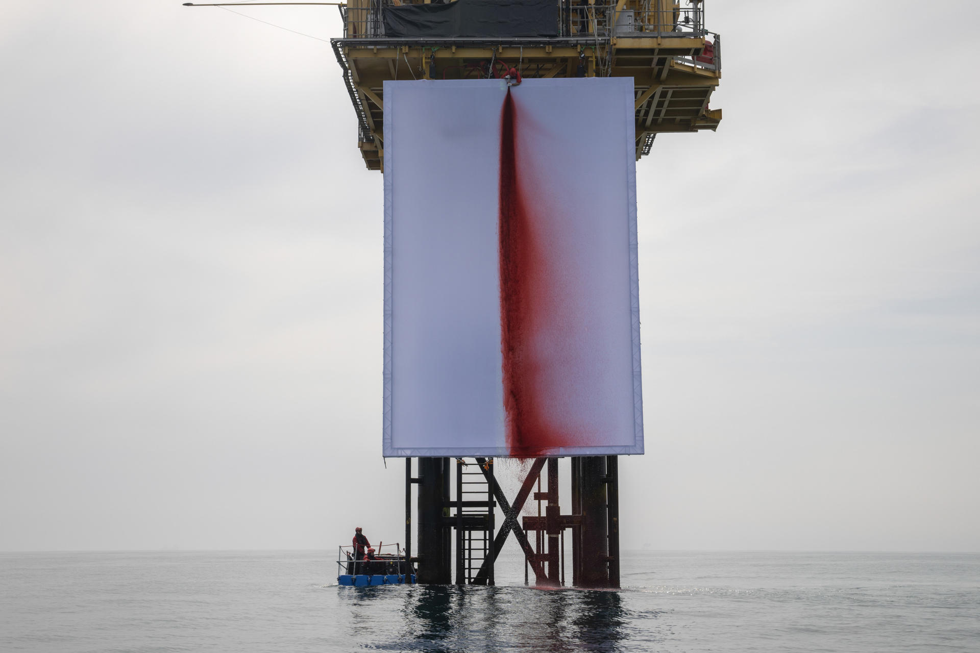 Greenpeace ha instalado en una plataforma gasística de la multinacional Shell en el mar del Norte una obra de la artista Anish Kapoor para denunciar el impacto de los combustibles fósiles en el clima, informó este jueves la organización ecologista. EFE/ Andrew Mcconnell / Greenpeace SOLO USO EDITORIAL SOLO DISPONIBLE PARA ILUSTRAR LA NOTICIA QUE ACOMPAÑA (CRÉDITO OBLIGATORIO)