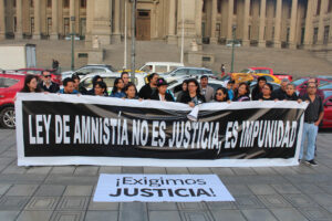 Personas se manifiestan contra la ley de amnistía frente al Palacio de Justicia este miércoles, en Lima (Perú). EFE/ Paula Bayarte
