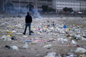 Basura acumulada en las playas de Riazor y Orzán, en A Coruña, tras la celebración de la noche de San Juan. EFE/Cabalar/Archivo