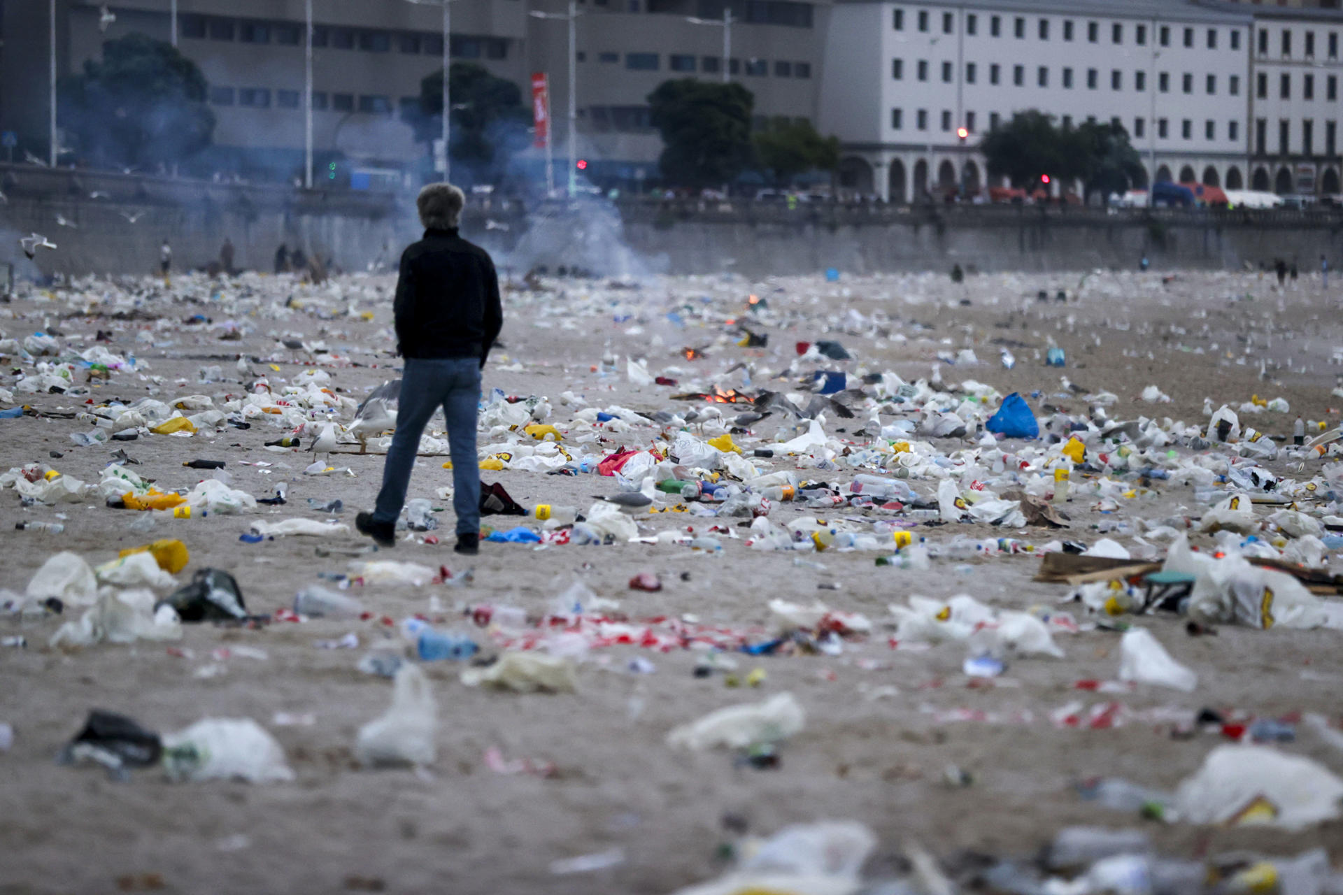 Basura acumulada en las playas de Riazor y Orzán, en A Coruña, tras la celebración de la noche de San Juan. EFE/Cabalar/Archivo