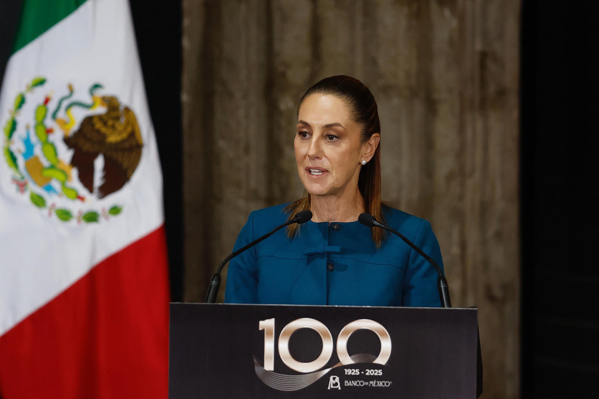La presidenta de México, Claudia Sheinbaum, habla en la conmemoración del 100 aniversario de la fundación de Banxico este lunes, en Ciudad de México (México). EFE/ Sáshenka Gutiérrez