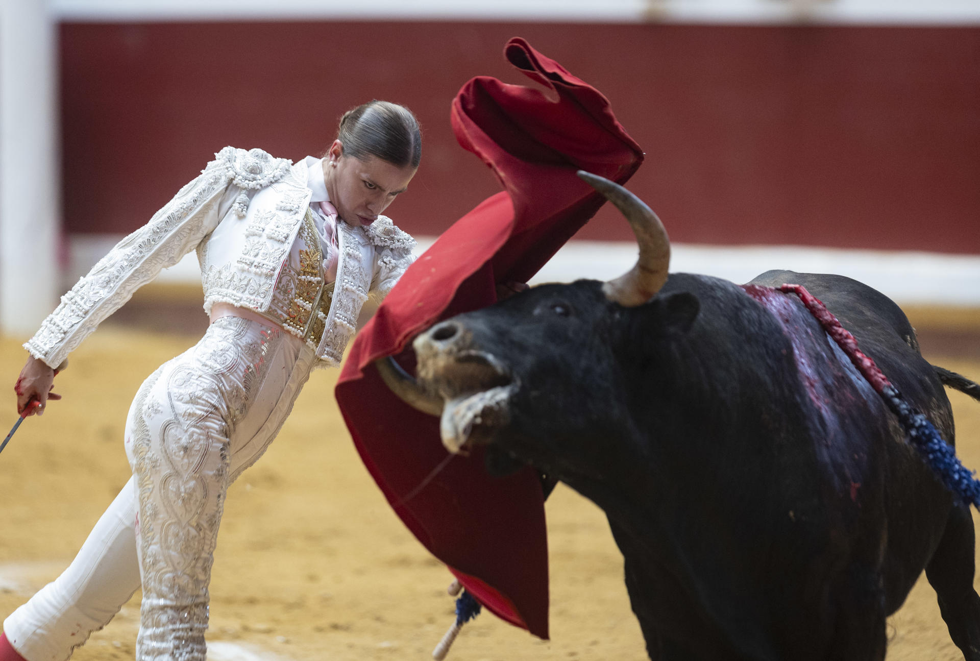 La novillera Olga Casado este viernes durante la segunda corrida de toros de la Semana Grande de San Sebastián. EFE/Javier Etxezarreta