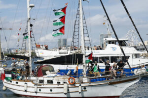 Vista de uno de los barcos que forman parte de la flotilla en el puerto de Barcelona este domingo. La flotilla Global Sumud sale este domingo desde Barcelona y con destino a Gaza, en una acción solidaria con el pueblo palestino en la que participan entidades de 44 países. EFE/ Toni Albir