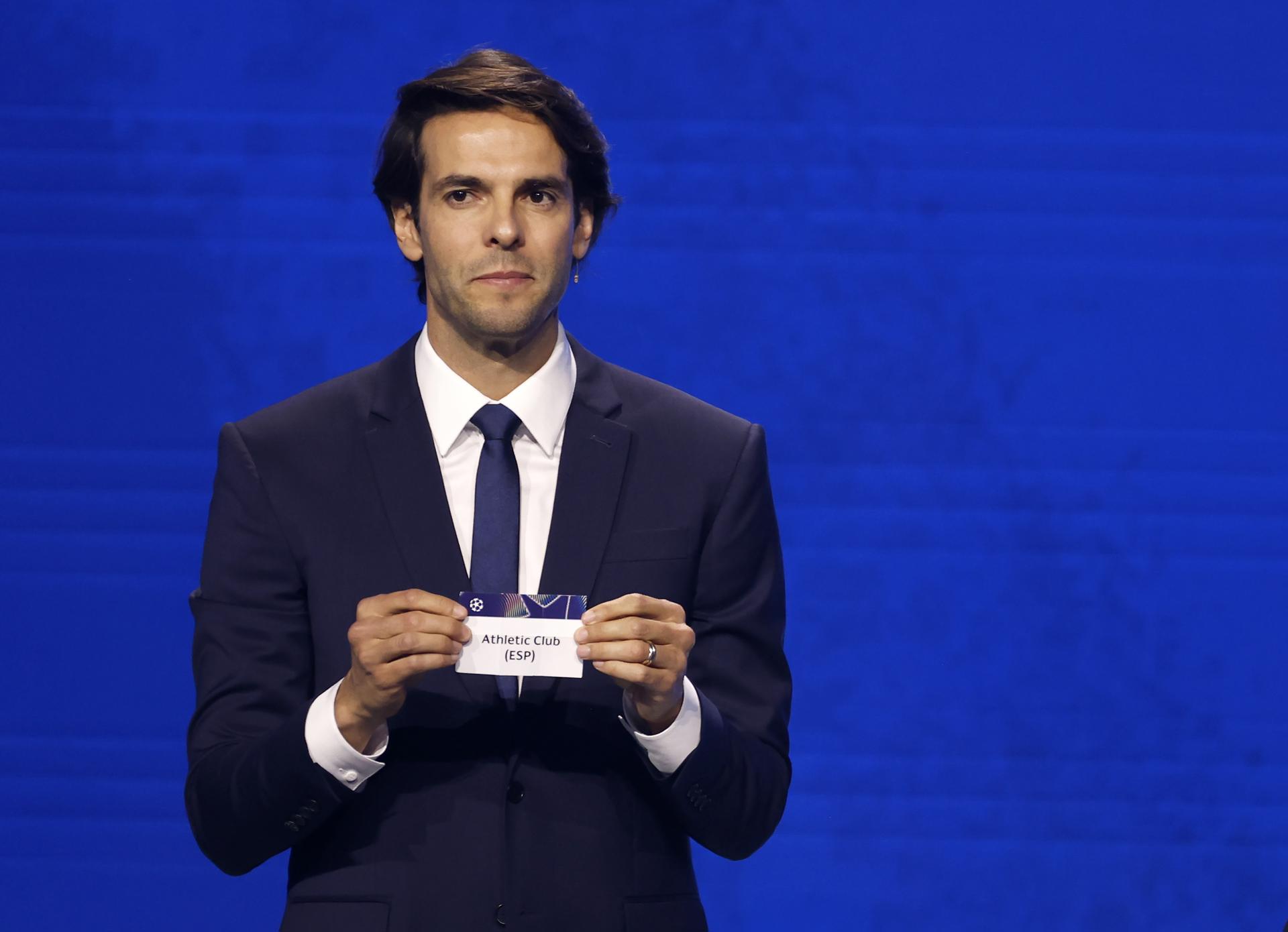El exfutbolista brasileño Kaká sostiene la papeleta del Athletic Club en el sorteo de la Liga de Campeones 2025/26. EFE/EPA/MOHAMMED BADRA