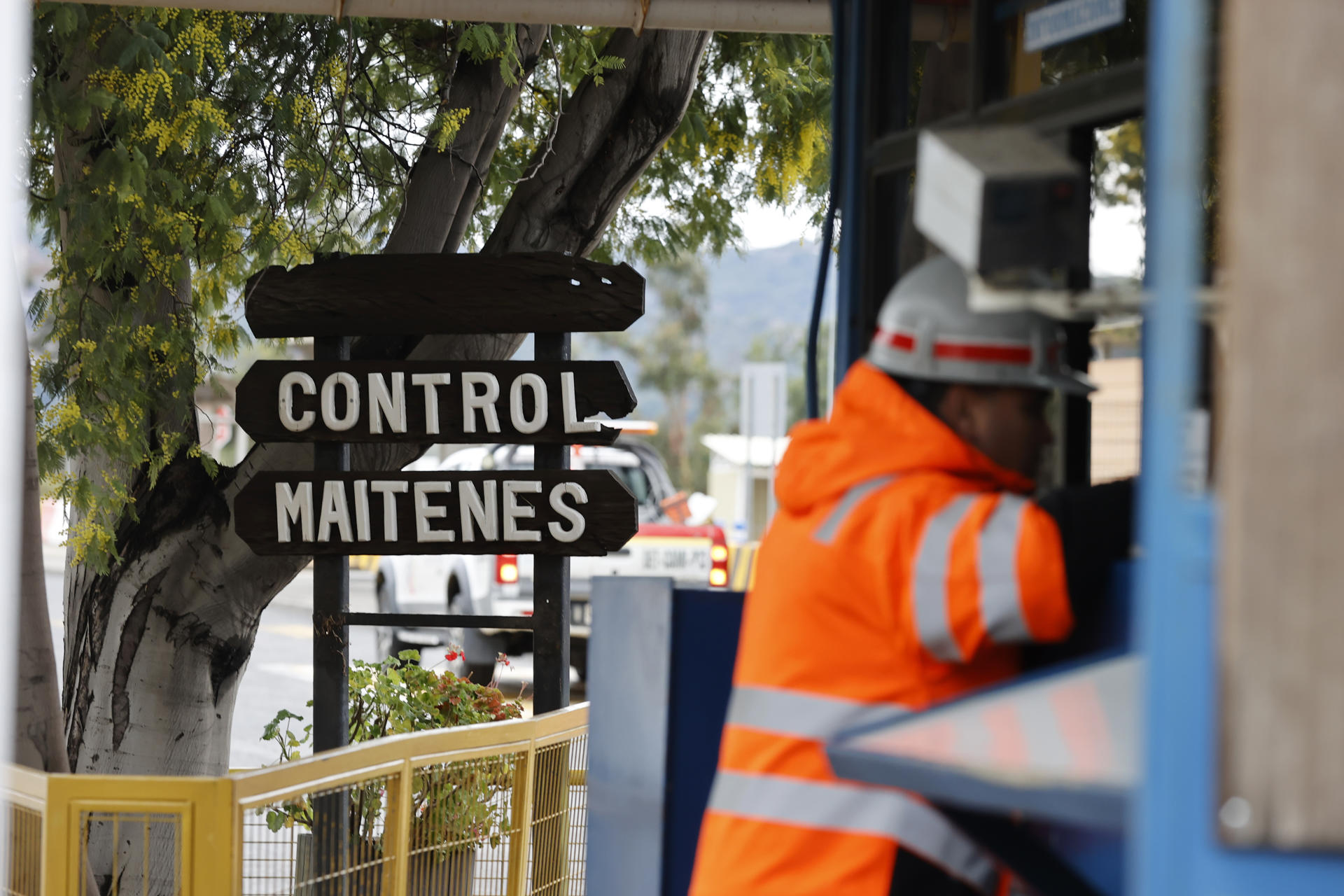 Un hombre custodia el control de acceso Los Maitenes, en la mina El Teniente este sábado, en Rancagua (Chile). EFE/ Elvis González