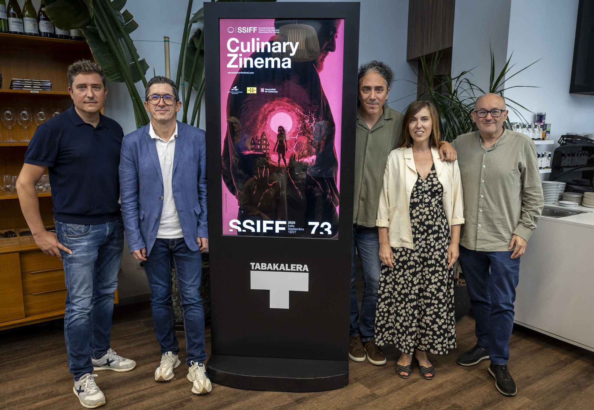 El director del Festival de Cine de San Sebastián, José Luis Rebordinos (d), y el director del Basque Culinary Center, Joxe Mari Aizega (2i), posan junto al codirector de "Uno de los nuestros", Jorge Fernández Mayoral (3d), y los productores Javier Ruiz (i) y Uxue Peña (2d), durante la presentación este miércoles de Culinary Zinema, la sección que organizan conjuntamente el Zinemaldia y el Basque Culinary Center y que propone un maridaje entre cine y cocina mediante el emparejamiento de una película con una cena temática, presenta las actividades y contenidos de su próxima edición en el contexto del 73 Festival de Cine de San Sebastián. EFE/Javier Etxezarreta