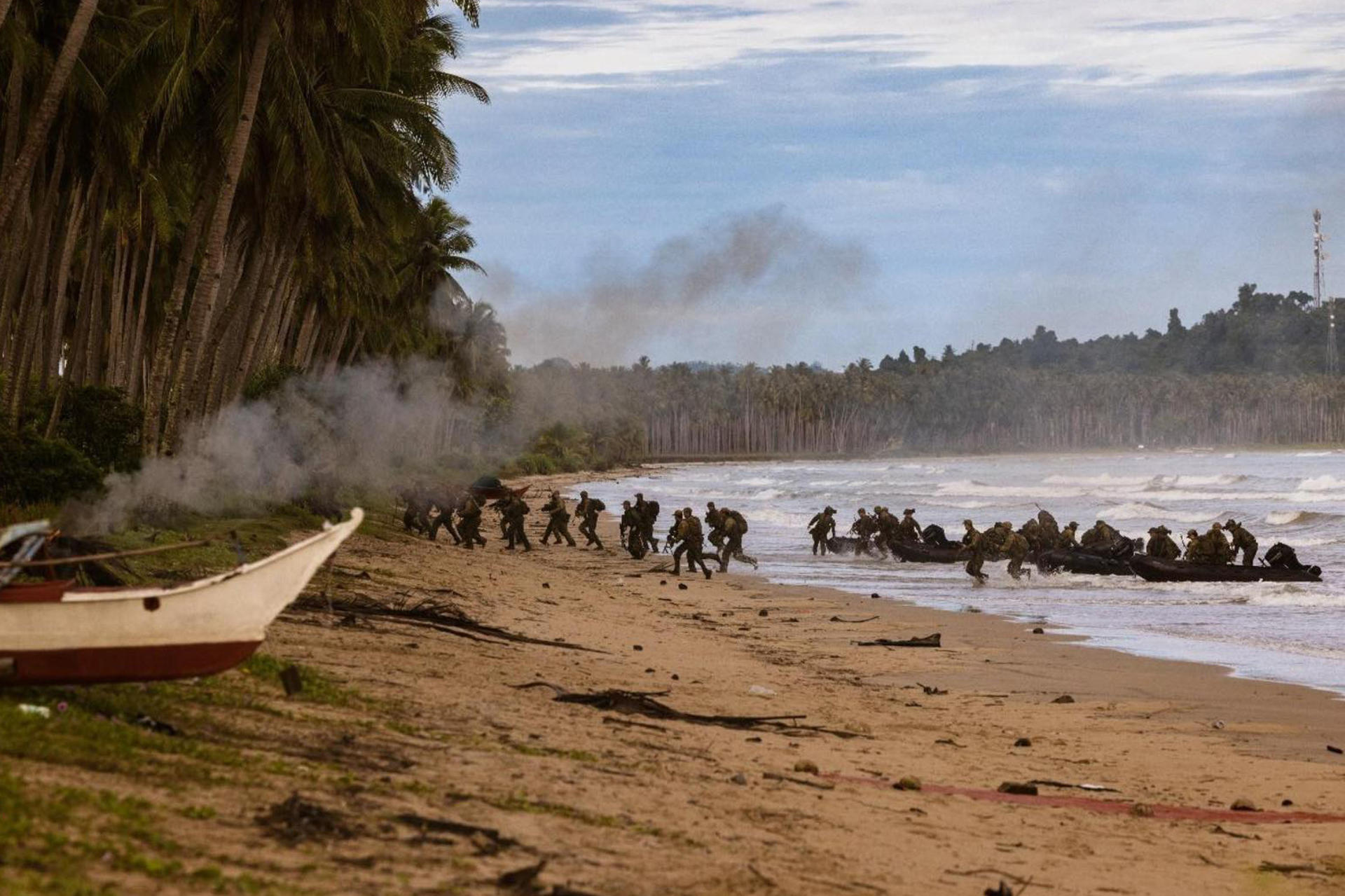 AME4306. ISLA DE PALAWAN (FILIPINAS), 28/08/2025.- Fotografía del 23 de agosto de 2025 de integrantes del ejercito de Filipinas y Australia durante un asalto anfibio en la isla de Palawan como parte de los ejercicios militares entre las fuerzas armadas de ambos países. Las fuerzas armadas de Filipinas y Australia finalizaron este viernes sus mayores ejercicios militares en el archipiélago, unas maniobras que incluyeron el despliegue de barcos de guerra en el arrecife de Scarborough disputado por China, entre las críticas de Pekín contra las "provocaciones e infracciones" por parte de Manila. EFE/ Fuerzas Armadas de Filipinas /SOLO USO EDITORIAL/NO VENTAS/SOLO DISPONIBLE PARA ILUSTRAR LA NOTICIA QUE ACOMPAÑA (CRÉDITO OBLIGATORIO)