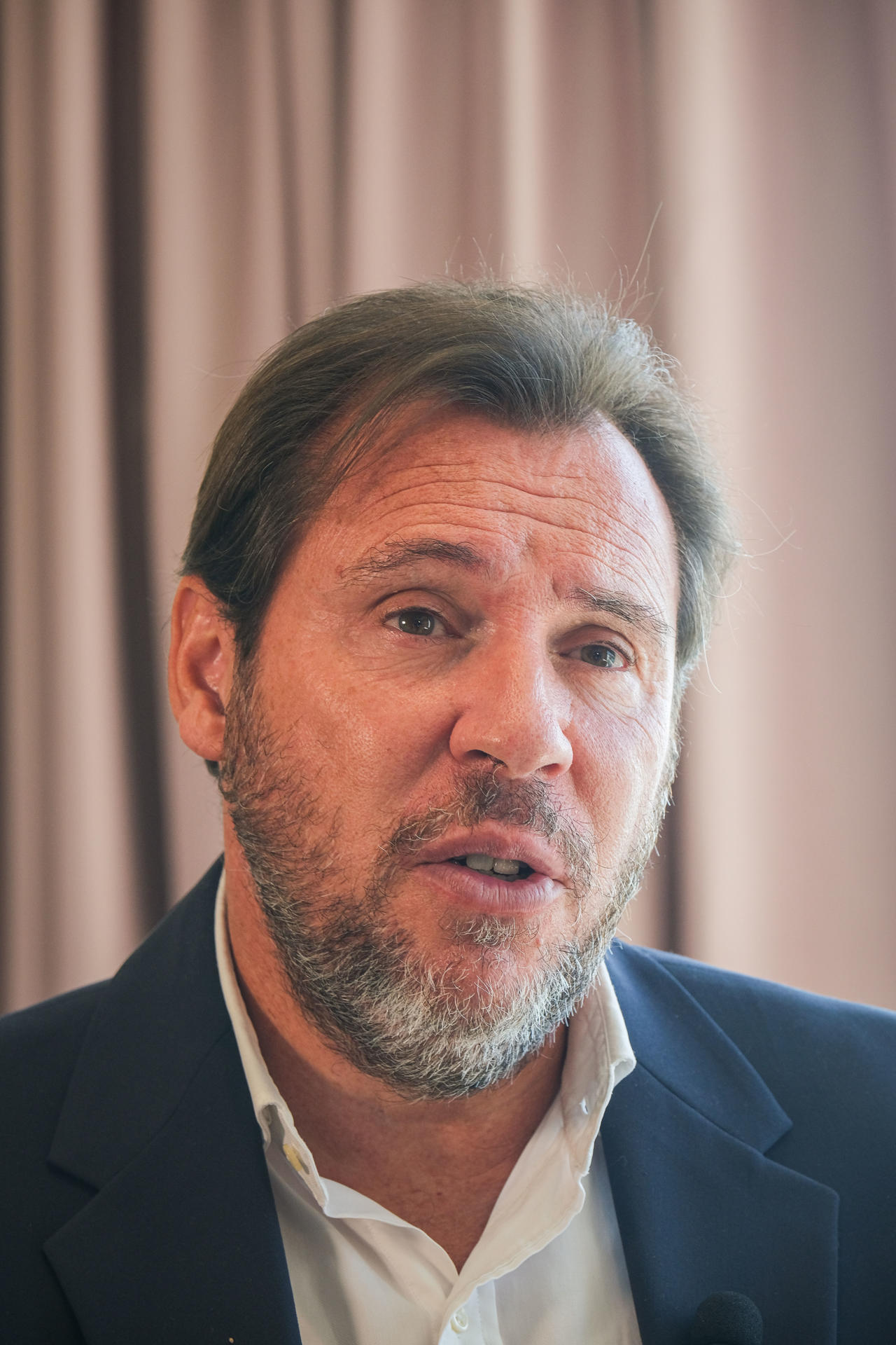 El ministro de Transportes y Movilidad Sostenible, Óscar Puente, durante una entrevista con EFE en un hotel de Alicante. EFE/Pablo Miranzo