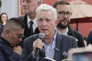 Foto de archivo del expresidente de Colombia Álvaro Uribe. EFE/ Carlos Ortega