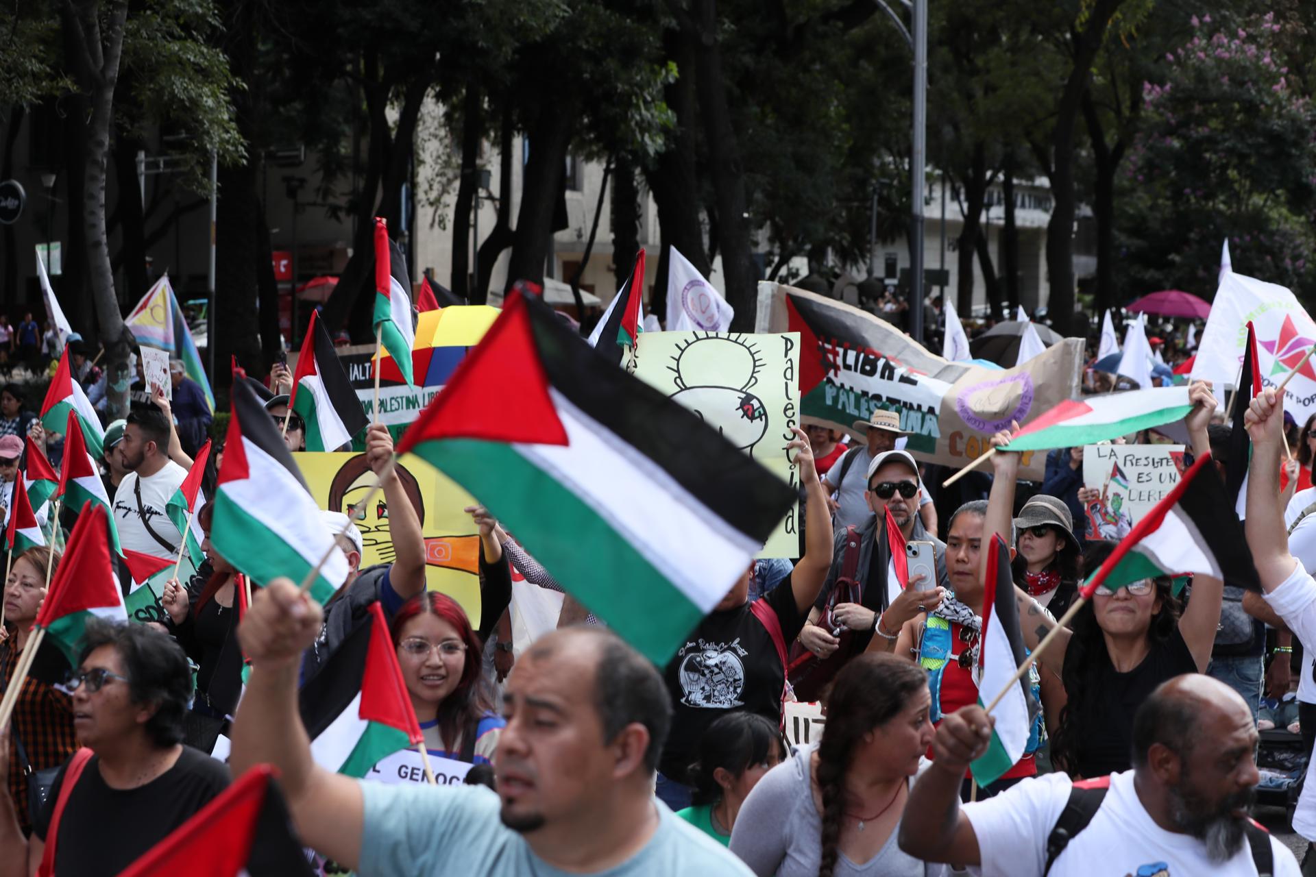 Personas participan en la llamada mega marcha 'México x Gaza' este domingo, en Ciudad de México (México). EFE/ Mario Guzmán