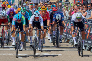 El ciclista italiano del equipo Q36, Matteo Moschetti (3i), ha ganado la segunda etapa de la Vuelta Ciclista a Burgos. EFE/Santi Otero