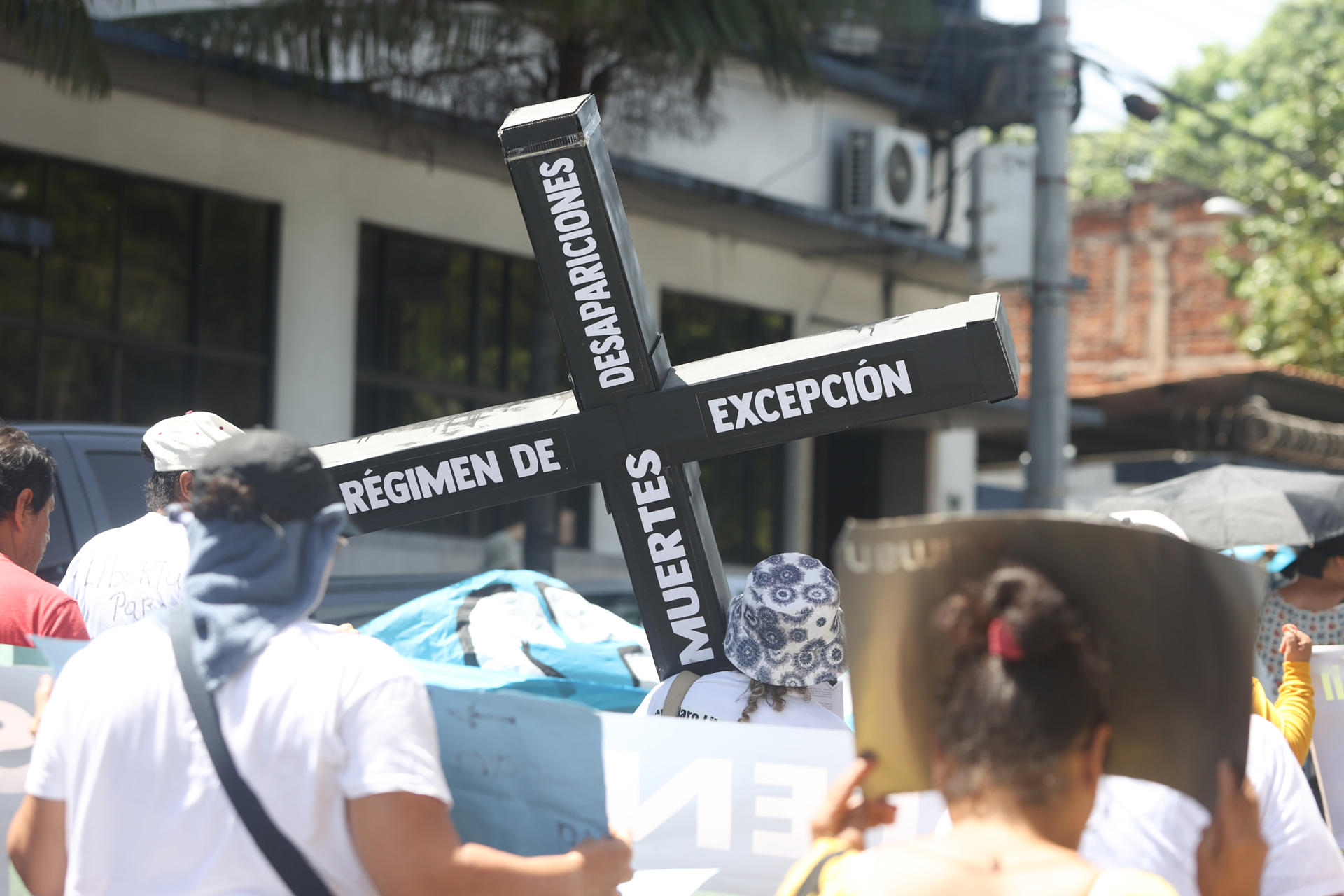 Personas participan en una manifestación este viernes, en San Salvador (El Salvador). EFE/ Javier Aparicio
