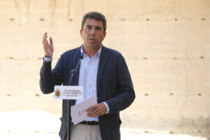 El president de la Generalitat, Carlos Mazón, durante su visita al Palacio de Altamira en Elche, que reabre sus puertas con una exposición sobre la obra del pintor Eusebio Sempere. EFE/Pablo Miranzo