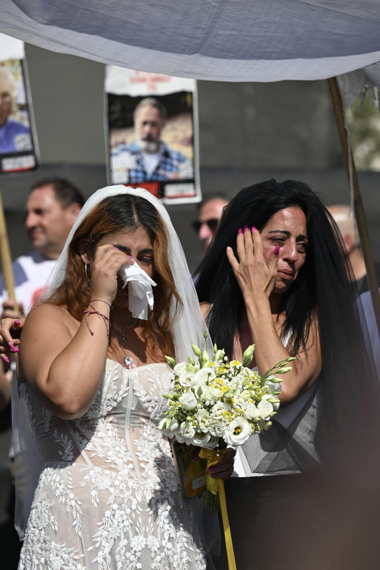La exrehén israelí y mexicana Ilana Gritzewsky, liberada durante la tregua de noviembre de 2023, celebra este domingo una boda simbólica en la ya denominada como Plaza de los Rehenes en Tel Aviv, con su pareja, Matan Zangauker, quien aún continúa cautivo en la franja de Gaza. EFE/ Foro de familias de los Rehenes SÓLO USO EDITORIAL / SÓLO DISPONIBLE PARA ILUSTRAR LA NOTICIA QUE ACOMPAÑA (CRÉDITO OBLIGATORIO)