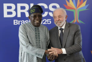 Foto de archivo del presidente de Brasil Luiz Inácio Lula da Silva (d), y el presidente de Nigeria Bola Tinubu. EFE/ André Coelho