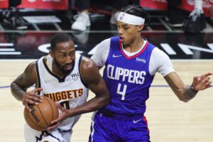 Fotografía de Phillip Kim, en la que puede verse en una imagen de archivo del 11 de enero de 2022 a Brandon Boston Jr. (d), entonces jugador de Los Angeles Clippers, en una acción frente a Davon Reed (i), de Denver Nuggets. EFE