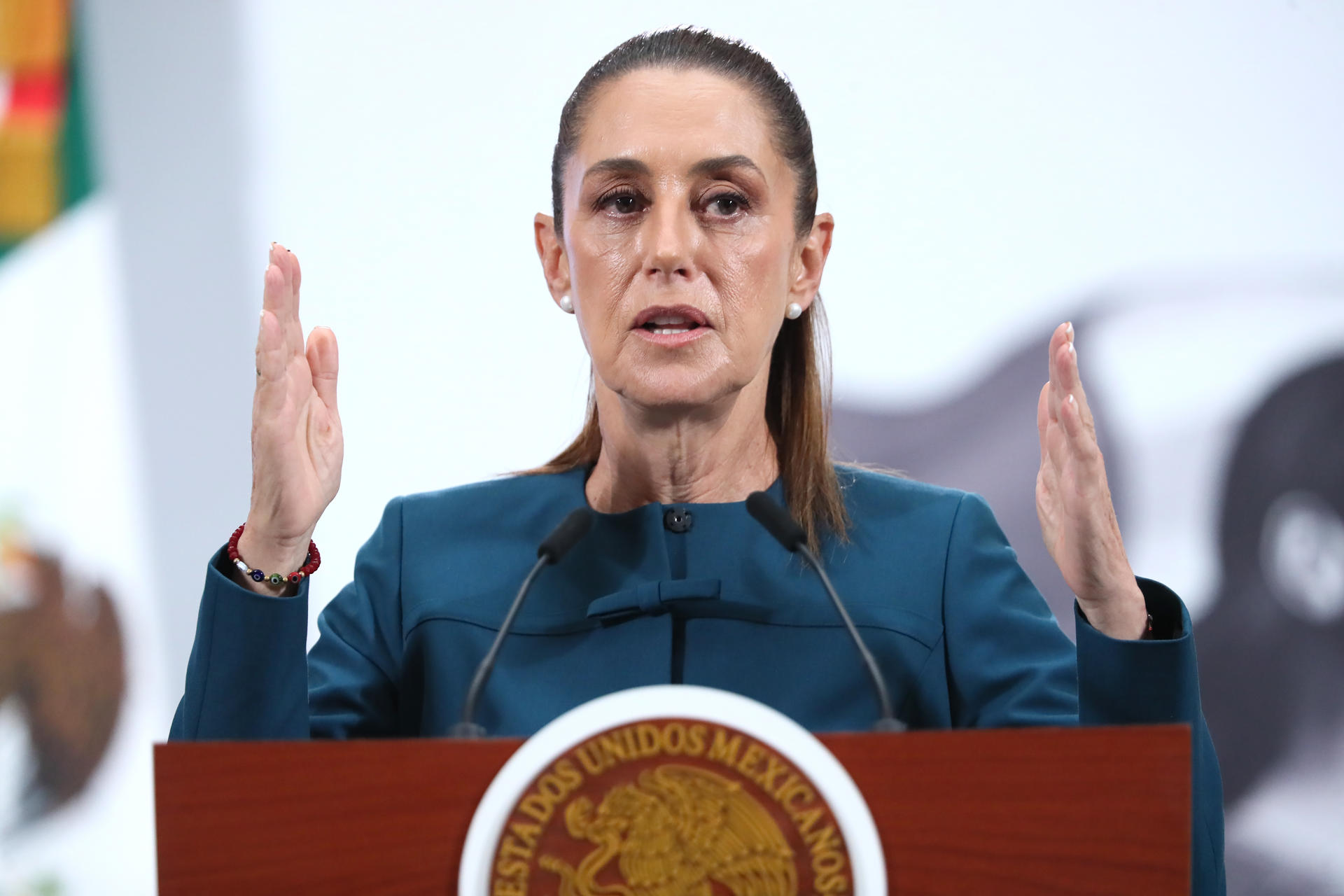 La presidenta de México, Claudia Sheinbaum, habla durante una rueda de prensa este lunes, en el Palacio Nacional de la Ciudad de México (México). EFE/ Mario Guzmán
