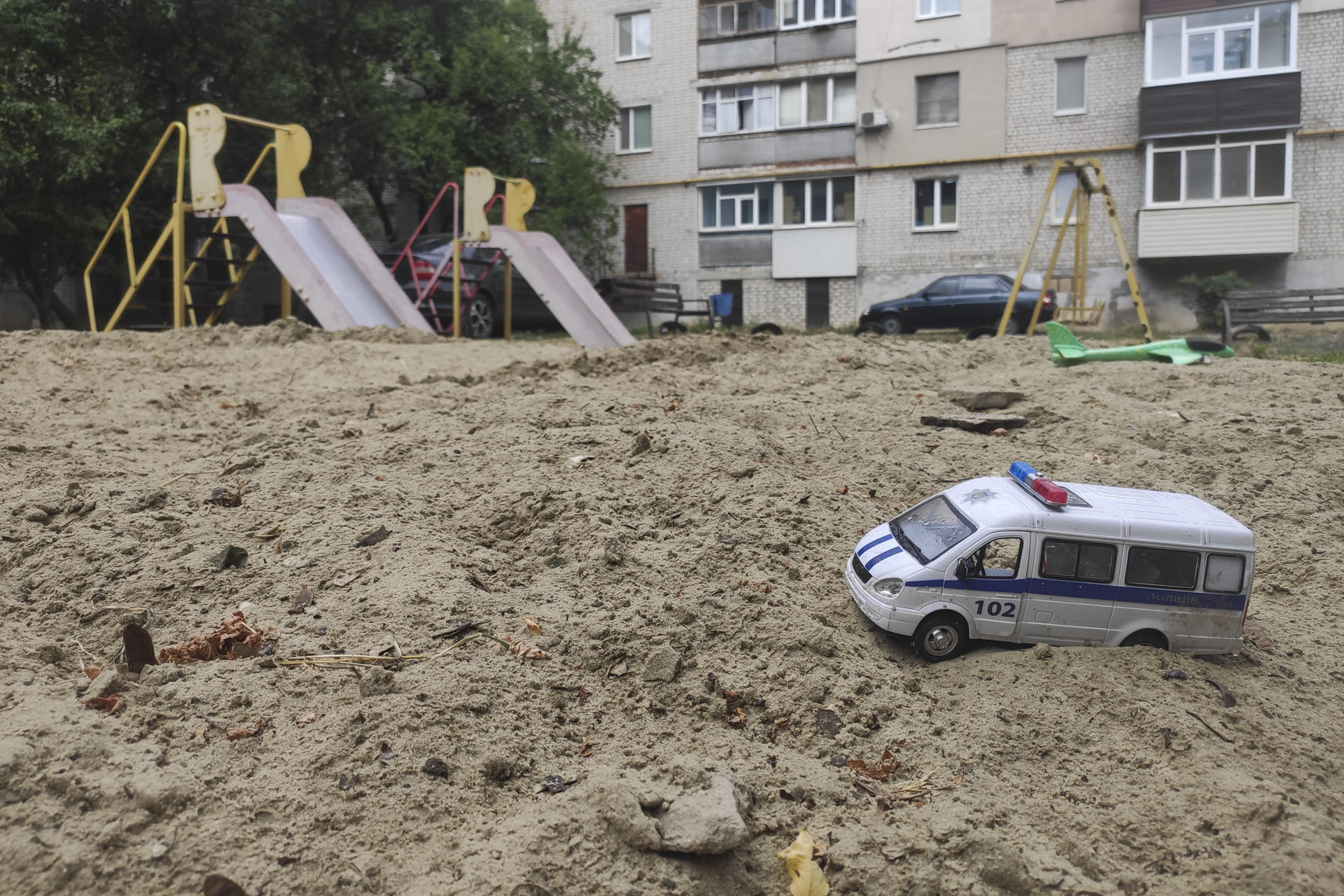 .- Vista de una zona de juegos vacía en la población de Balakliya, en la región de Járkov. En la ciudad ucraniana de Járkov, a solo 25 kilómetros del frente, varias iniciativas locales trabajan sin descanso para apoyar a los niños y adolescentes que lidian con el impacto a nivel psicológico y educativo de los constantes ataques rusos. EFE/ Rostyslav Averchuk
