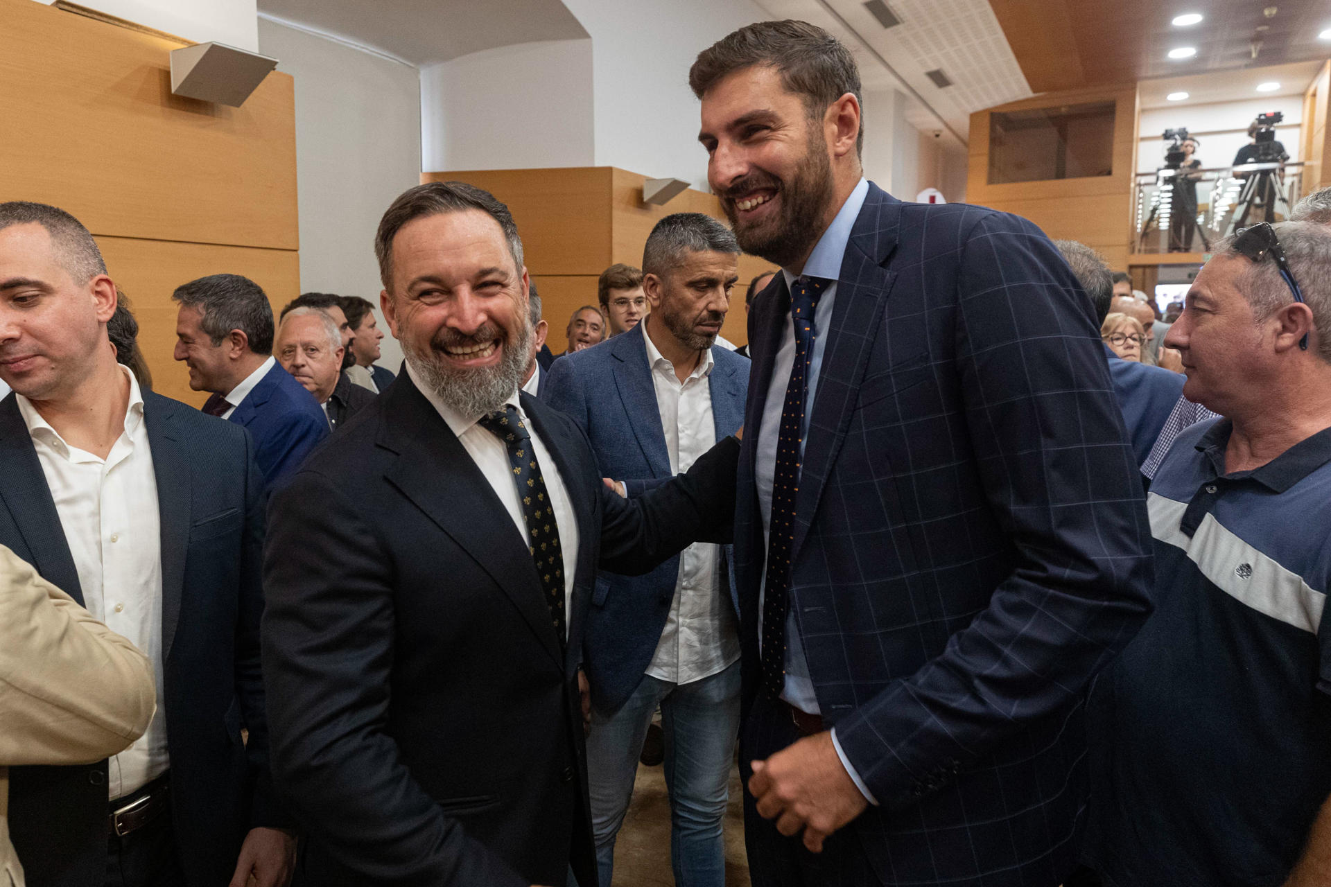El presidente de Vox Santiago Abascal (i), acompañado por el líder del partido en Murcia, José Ángel Antelo (d), en una imagen de archivo. EFE/Marcial Guillén