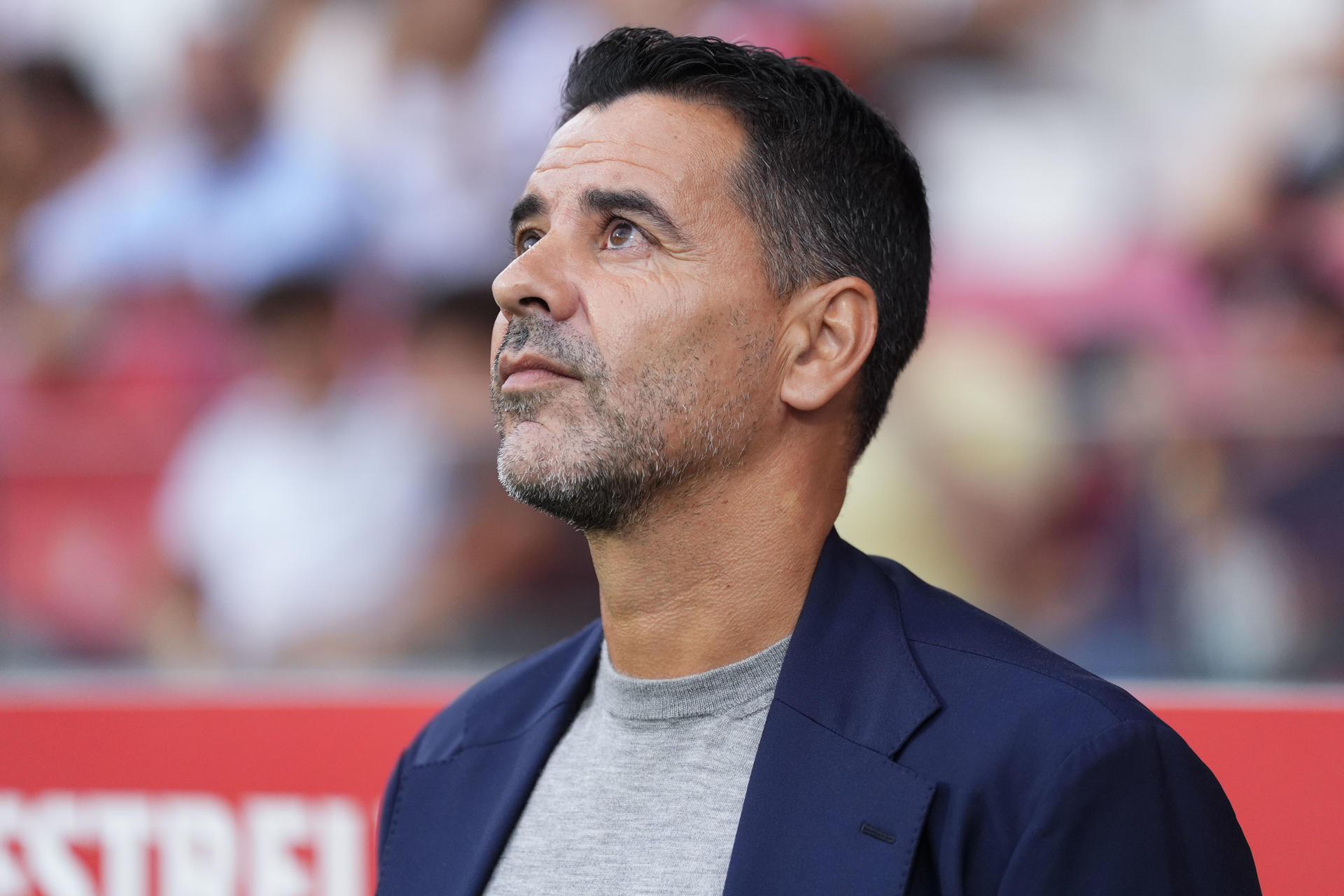 El entrenador del Girona Míchel Sánchez antes de comenzar el partido de la tercera jornada de LaLiga que Girona FC y Sevilla FC disputan este sábado en el estadio Municipal de Montilivi. EFE/Siu Wu